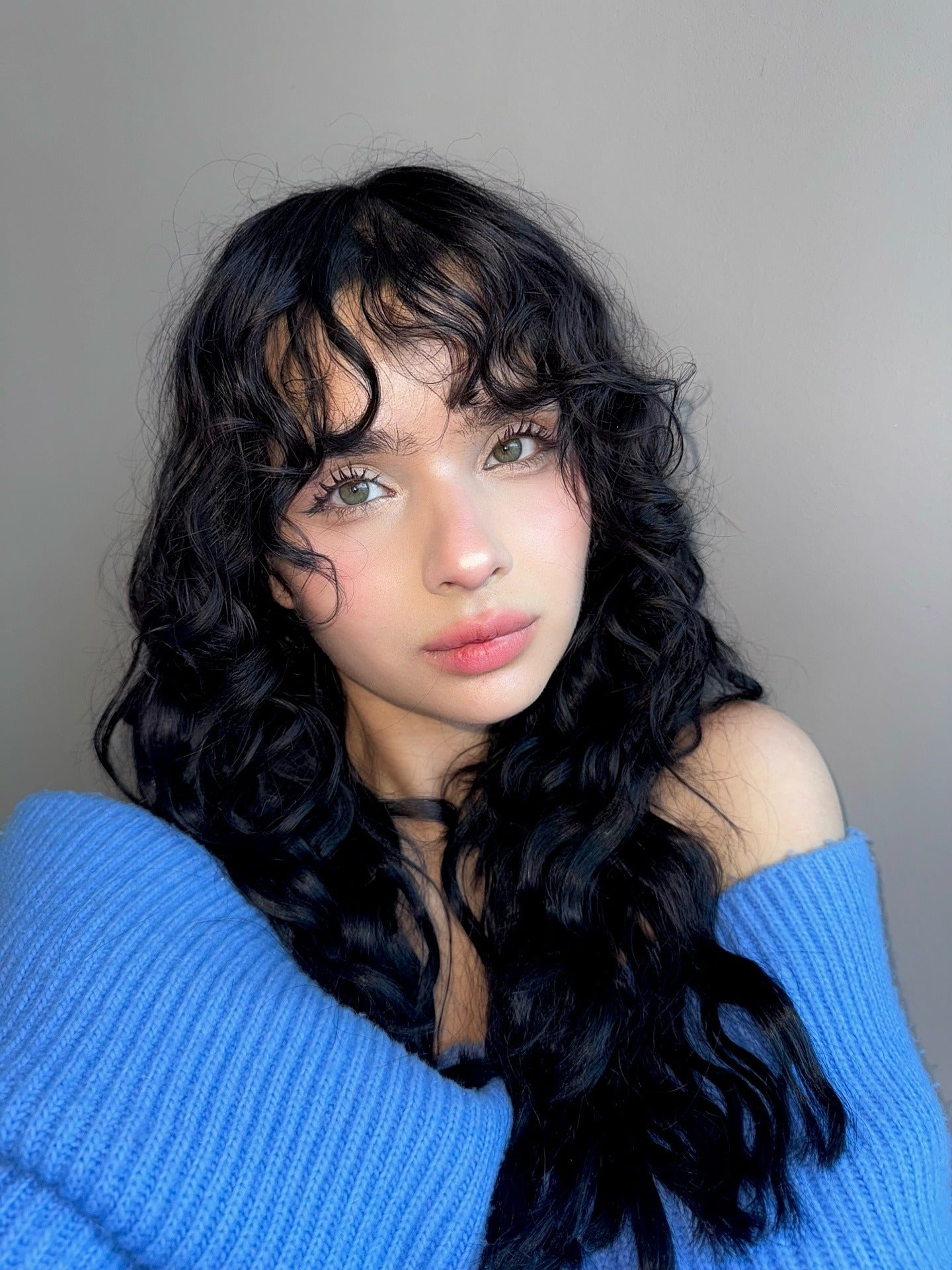 10. Lange schwarze Wellen mit witzigem Pony (unordentliches lockiges Haar)