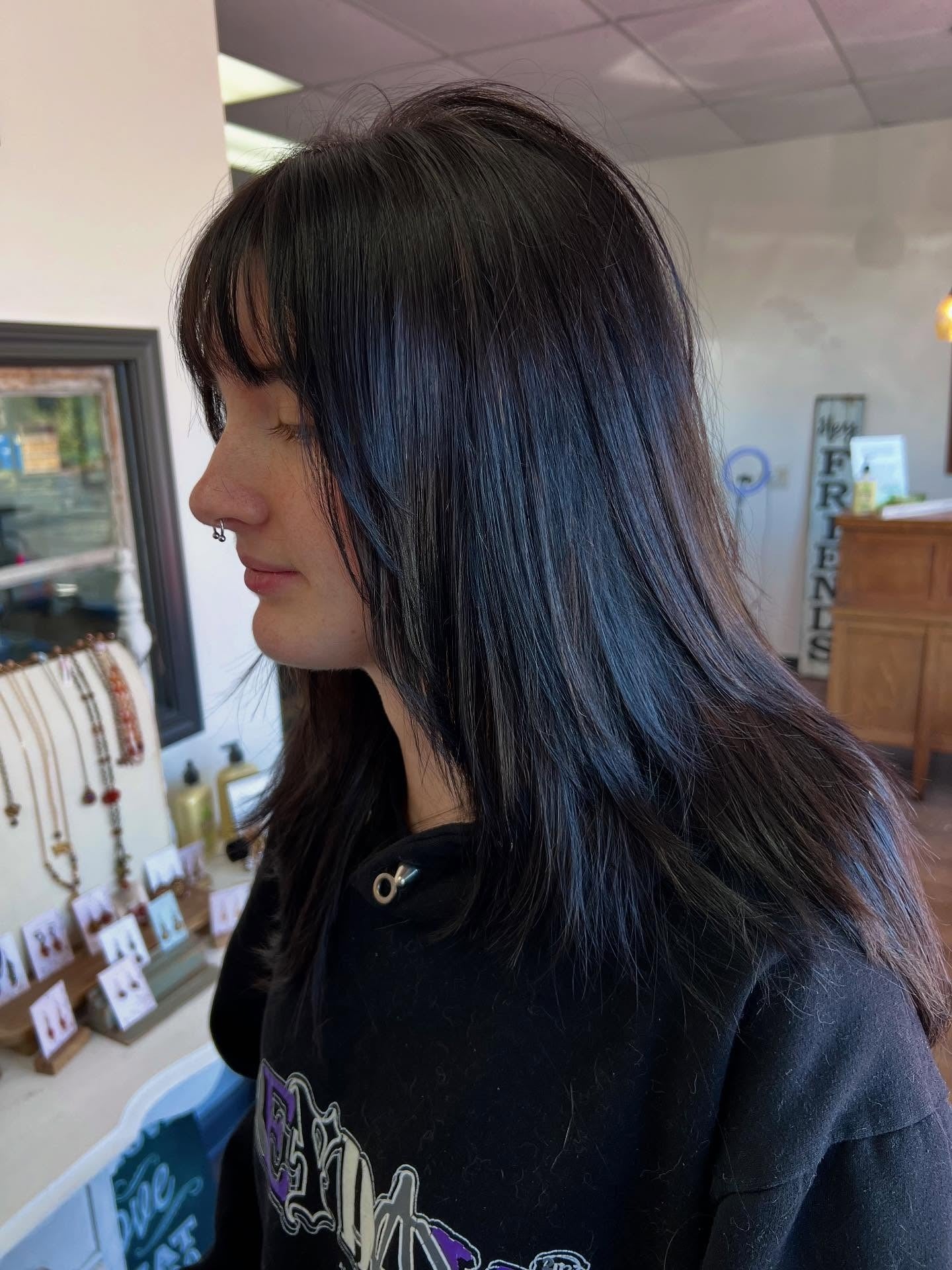 10. Langes, glattes Schokoladenbraun mit gefiedertem Pony (Gerade Frisuren mit Pony)