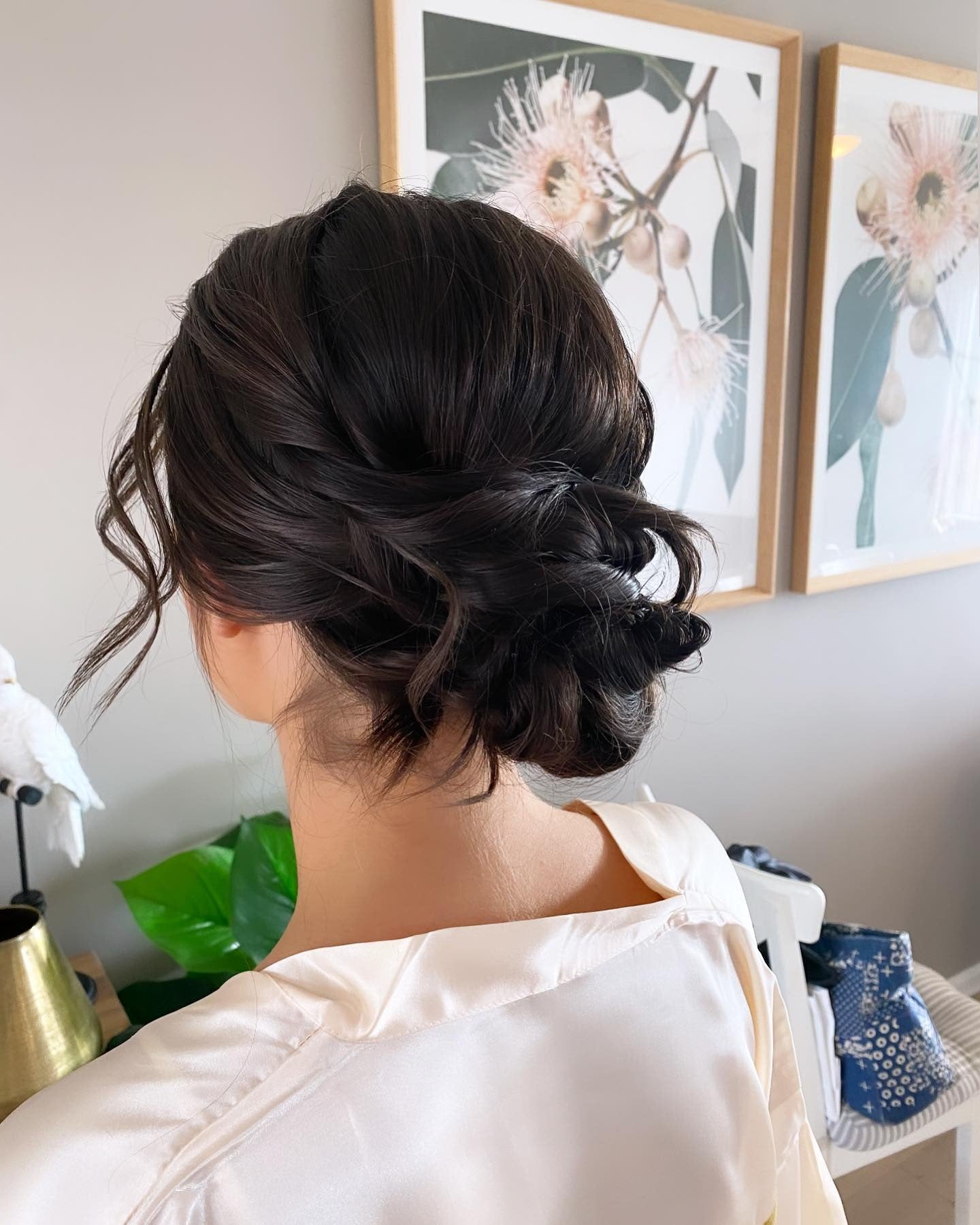 10. Loose BRUNETTE BORT mit sanften Locken (niedriges, unordentliches Haarbrötchen)