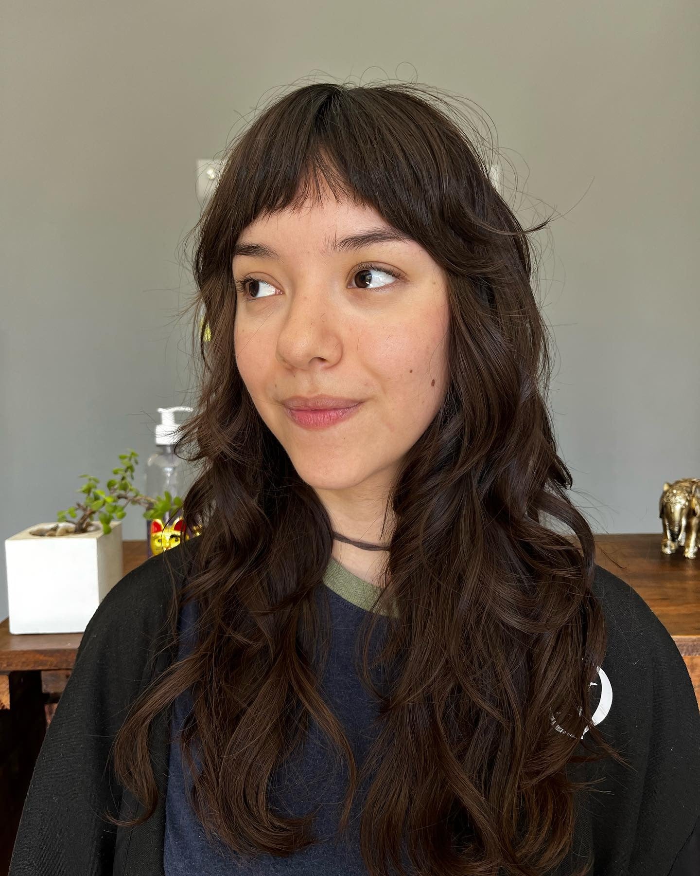 10. Lose Wellen mit Babyfransen auf langen Wolfsschichten (Wolfshaarschnitte)