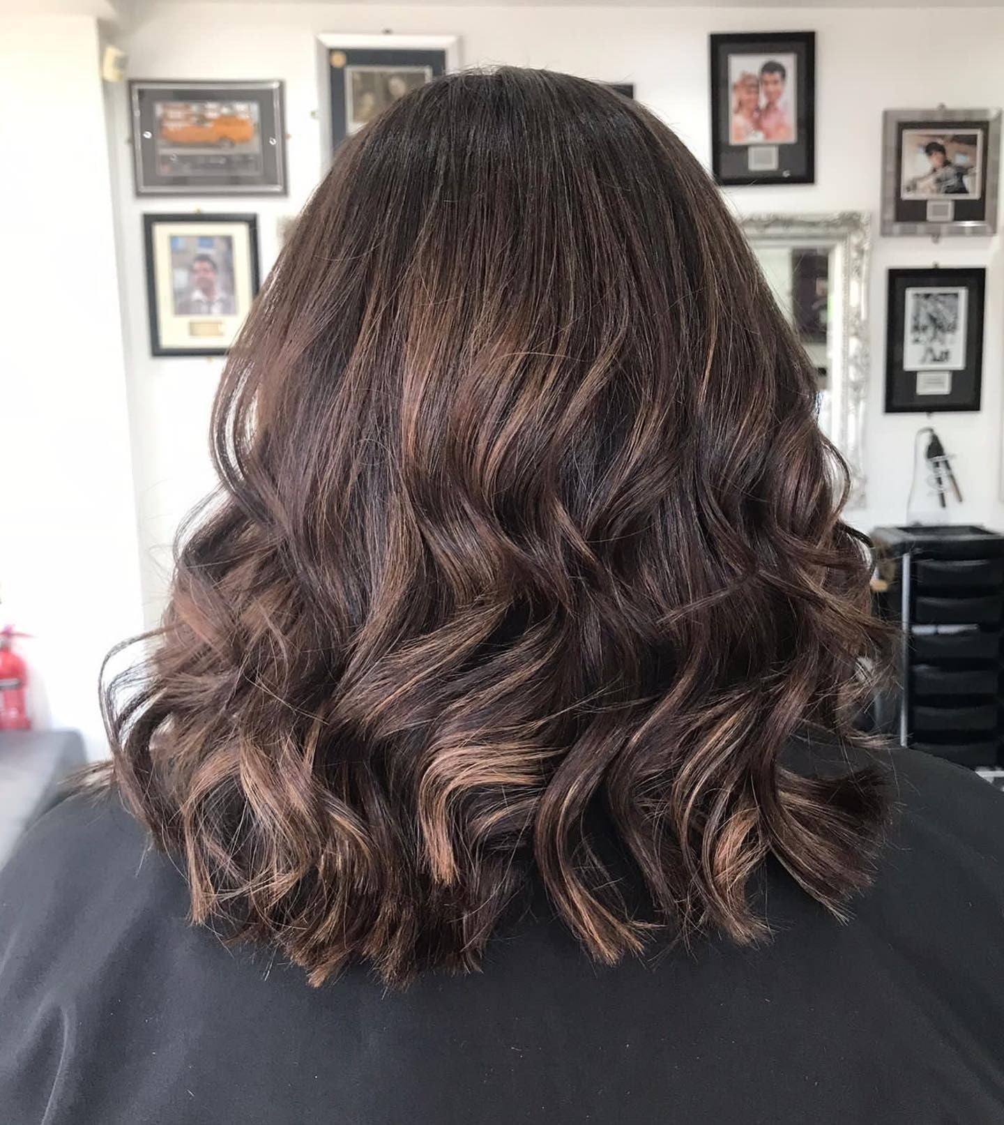 10. üppige Wellen mit Bronzebändern (dunkelbrauner Balayage)