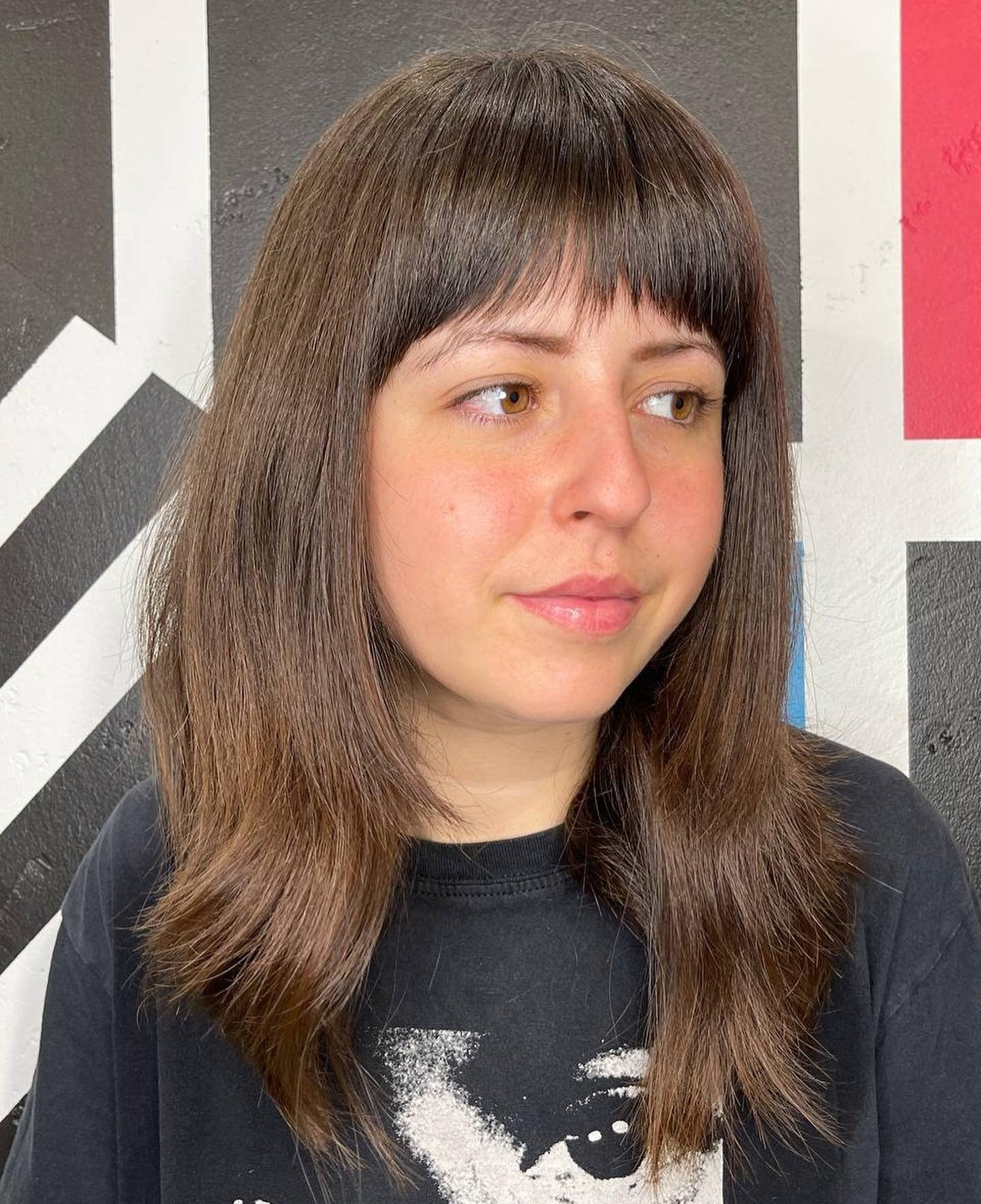 10. Mittel Brünette mit Micro -Rand (Fringe Frisuren)