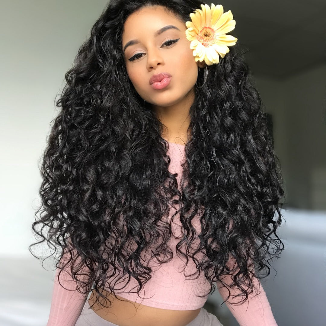 10. Definierte Locken mit mittlerer Länge mit tiefer Kupfermischung und geflochtenem Akzent (lockige Frisuren)