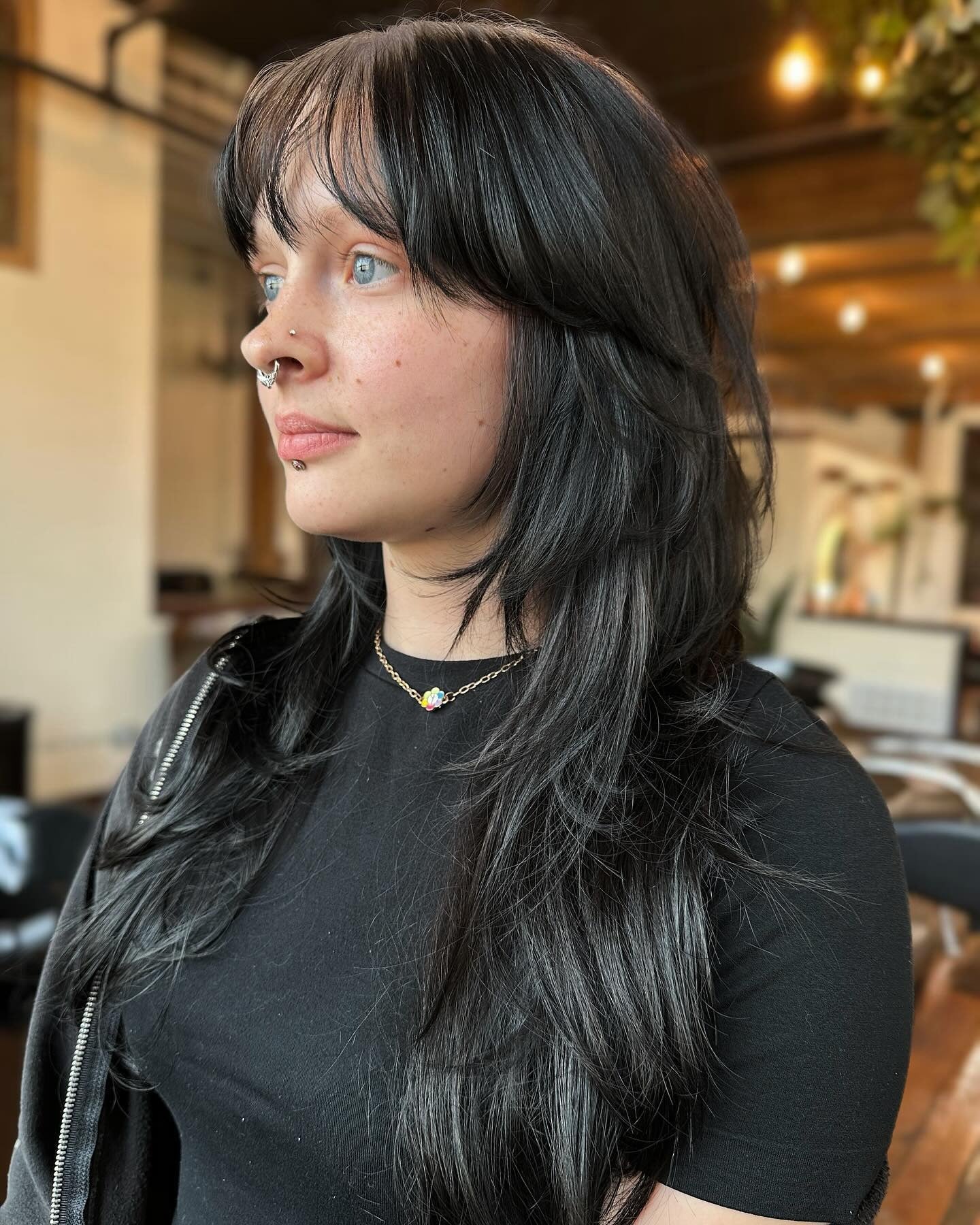 10. Midnight Black Sleek Wolf Cut (Langer Wolfshaarschnitt)