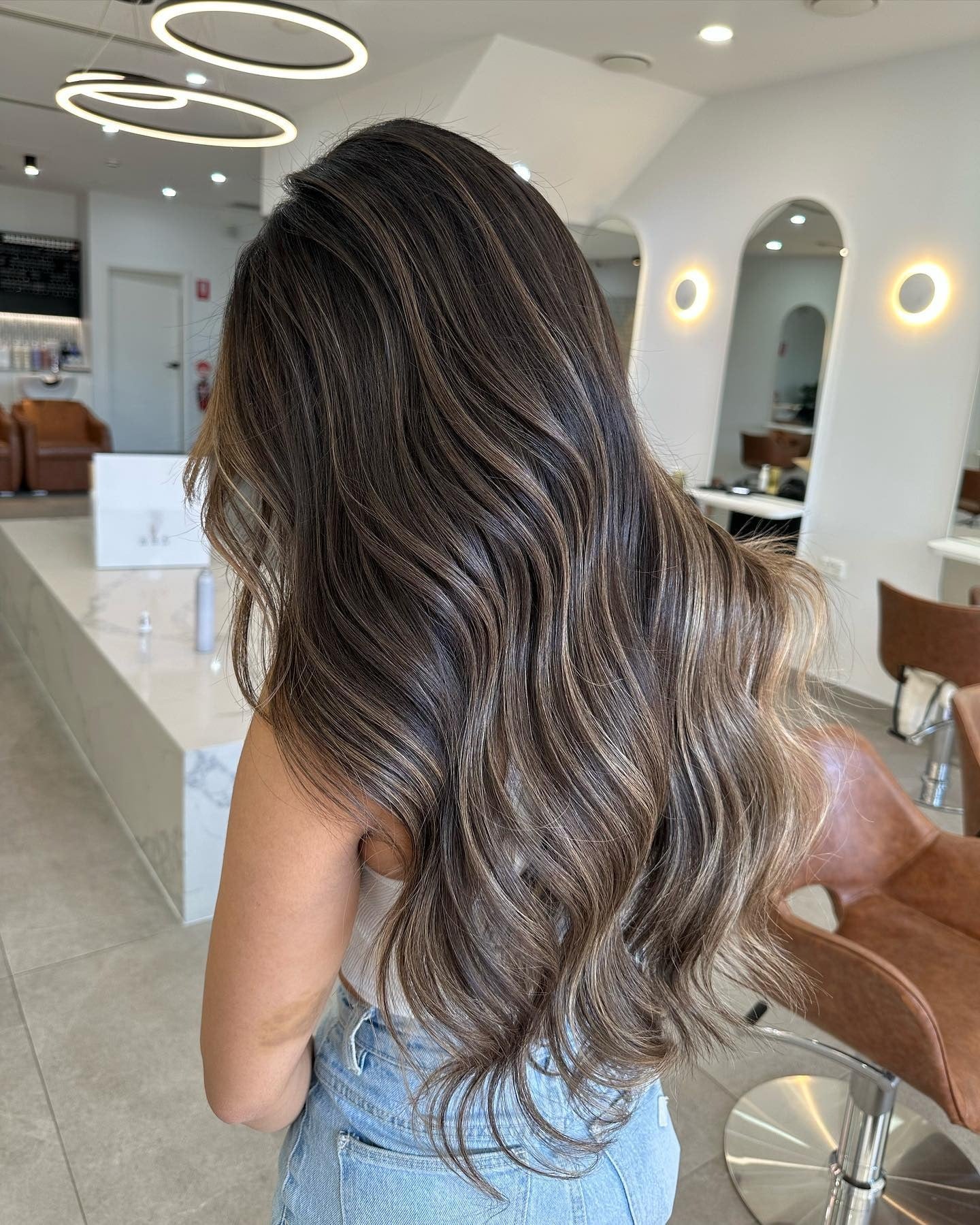 10. Mokka-Balayage mit Cool-Beige-Definition (braunes Haar mit Highlights)