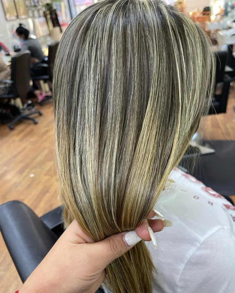 10. Mehrfarbige blonde Highlights mit seidigem Finish (hebt die Haarfarbe hervor)