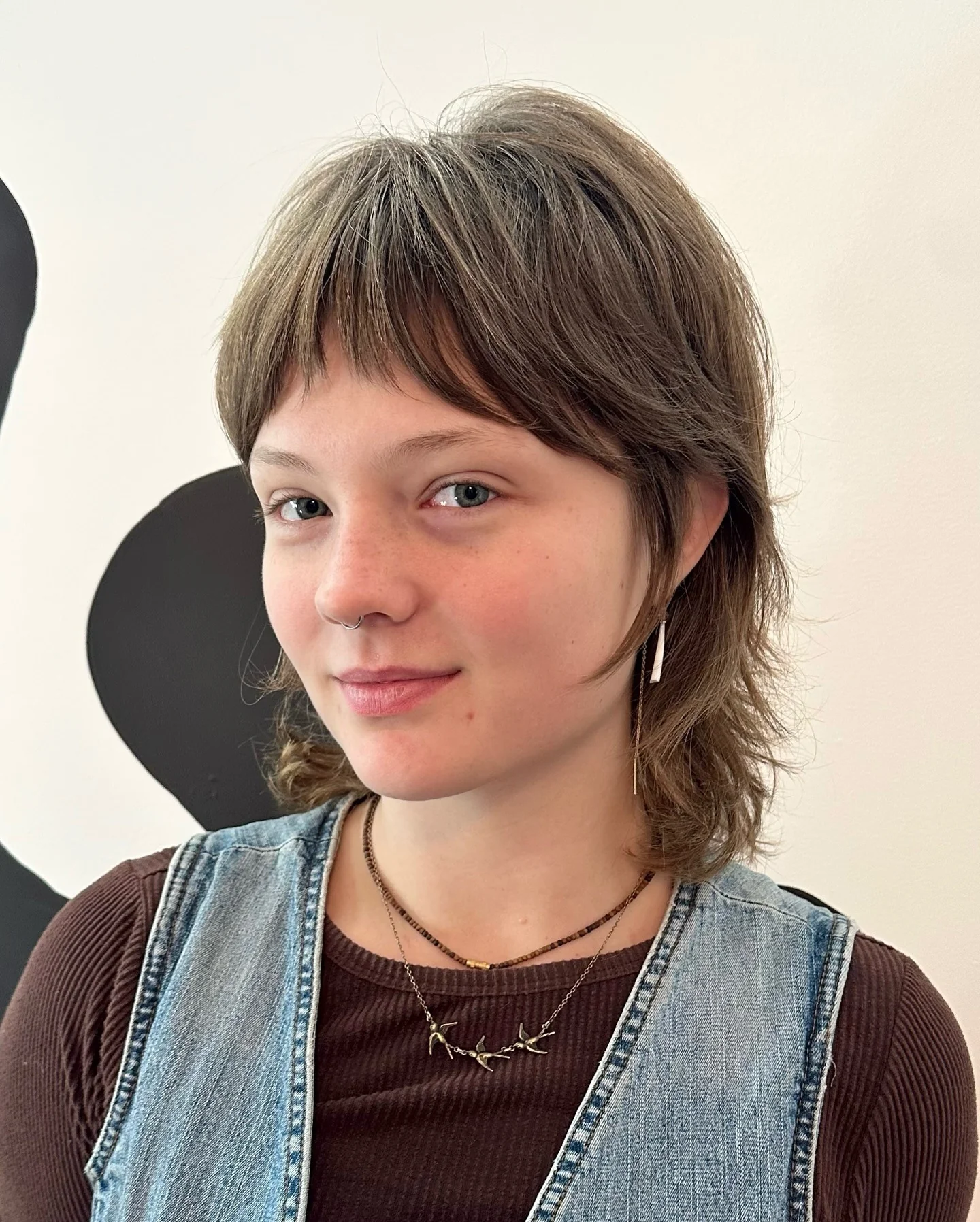 10. Pilzbrauner Wolfsschnitt mit abgerundeten Fransen (Wolfshaarschnitte mit Pony)