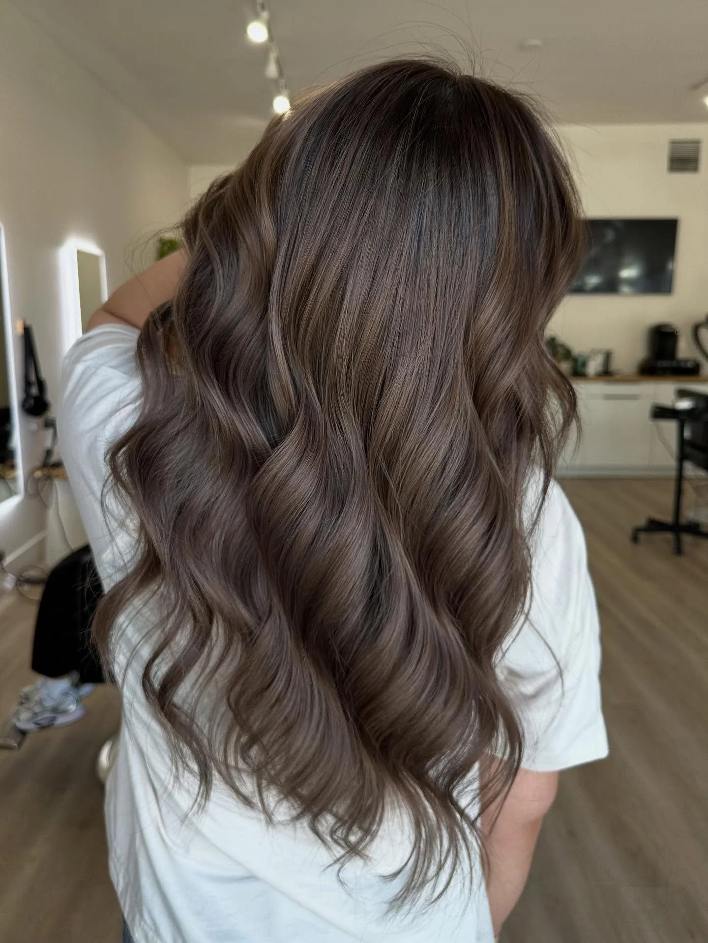 10. Gedämpfte Kakaowellen mit gefiederten Enden (mittelbraunes Haar mit Highlights)