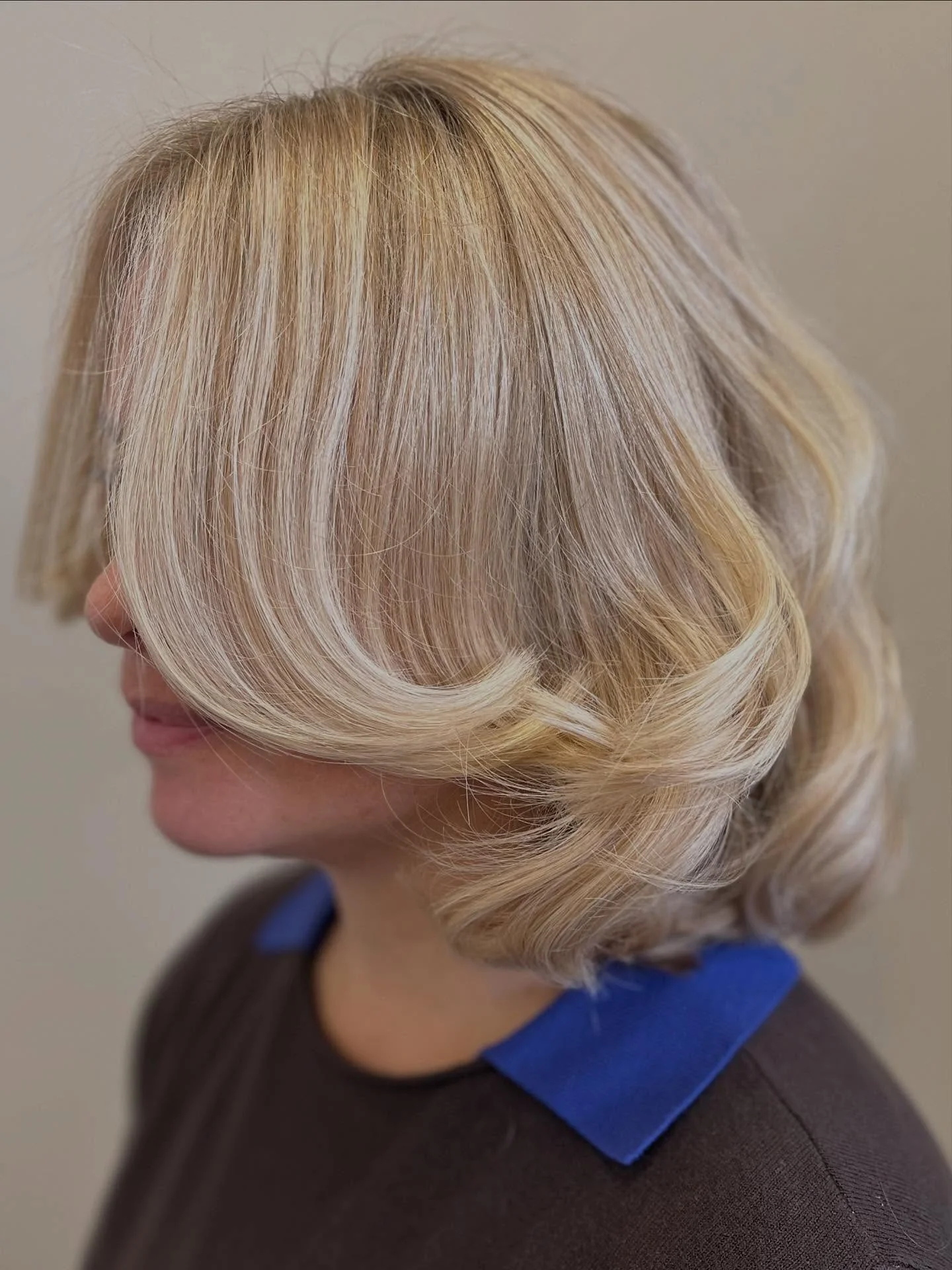10. Natürlicher brauner Bob mit abgerundeten Enden (Bouncy Bob Hair)