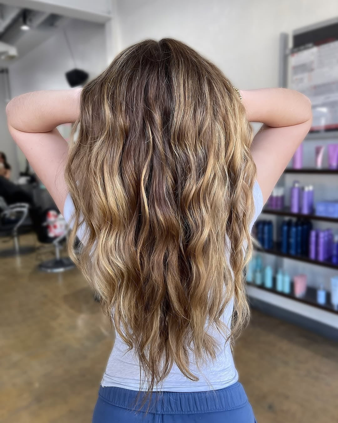 10. Natürliche Wellen mit sonnenbeschienenen Karamelltönen (Karamellbalayage mit Highlights)