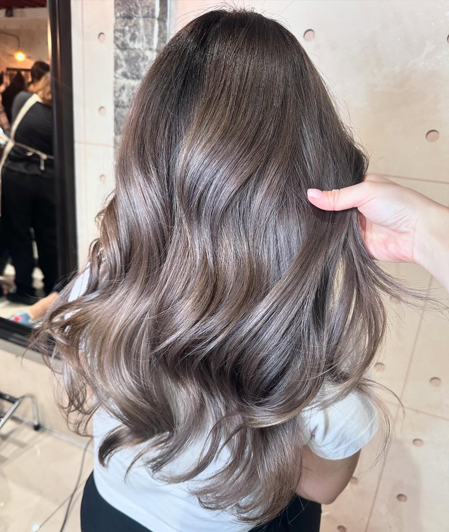 10. Pearl Ash Brown Glow (kühle aschbraune Haarfarbe)