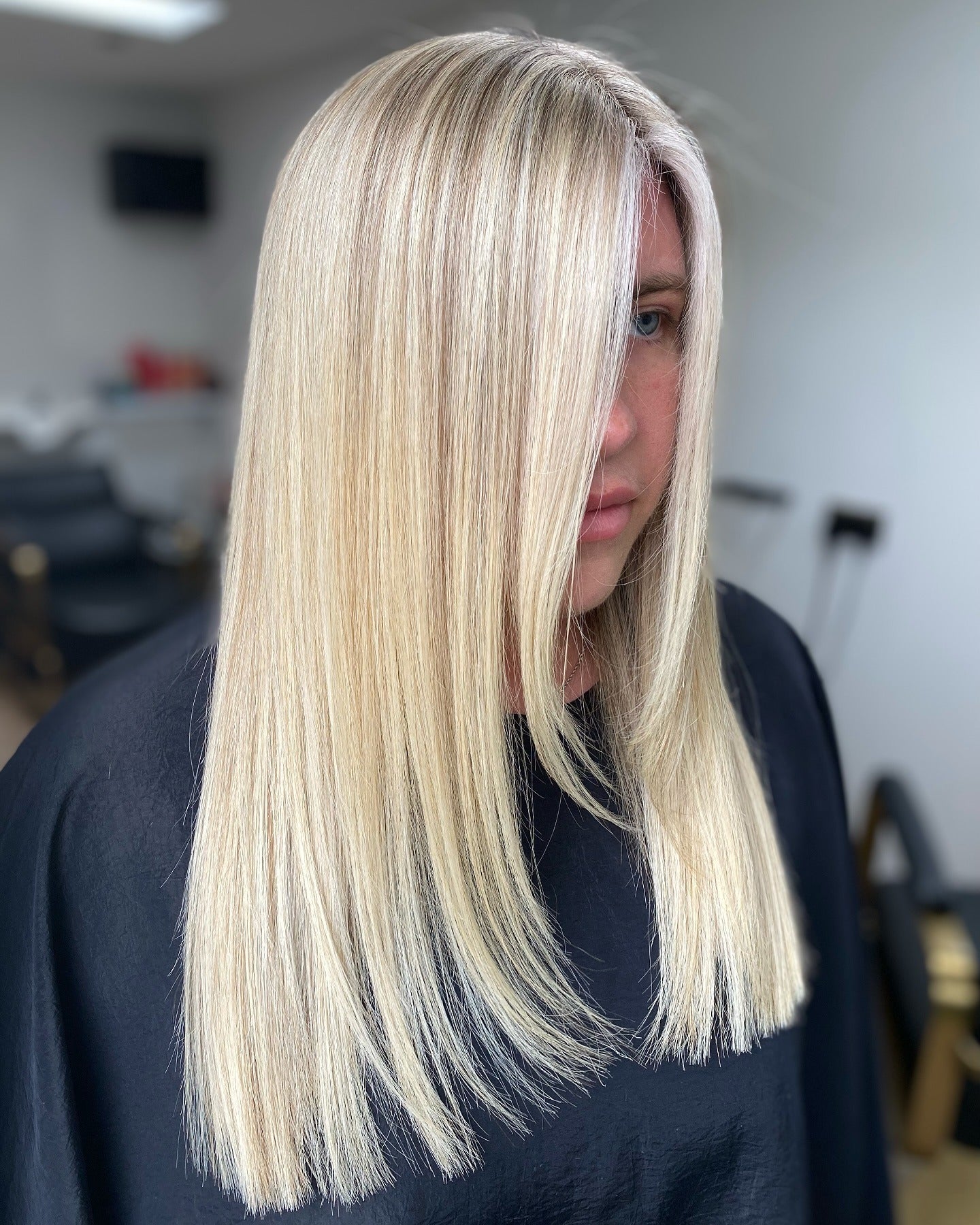 10. Perle Blondine mit diagonalen Schichten (gerade Frisuren)