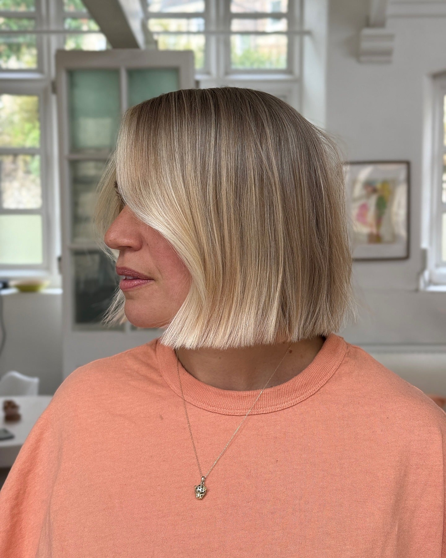 10. Platinum Beige Bob mit subtilem Seitenteil (stumpfe Bob -Frisuren)