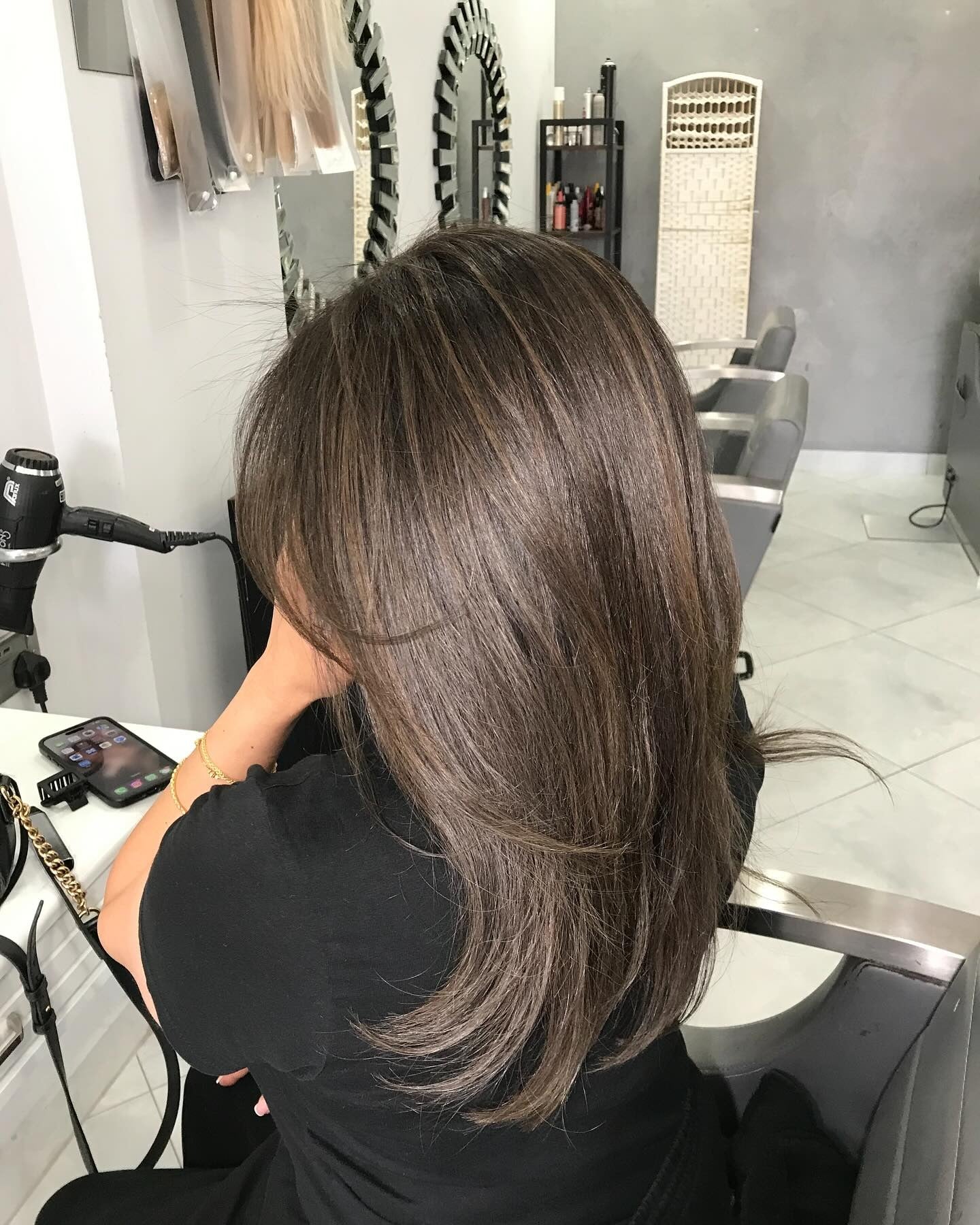 10. Polierte aschbraune Schichten mit natürlichem Glanz (aschbraune Haarfarbe)