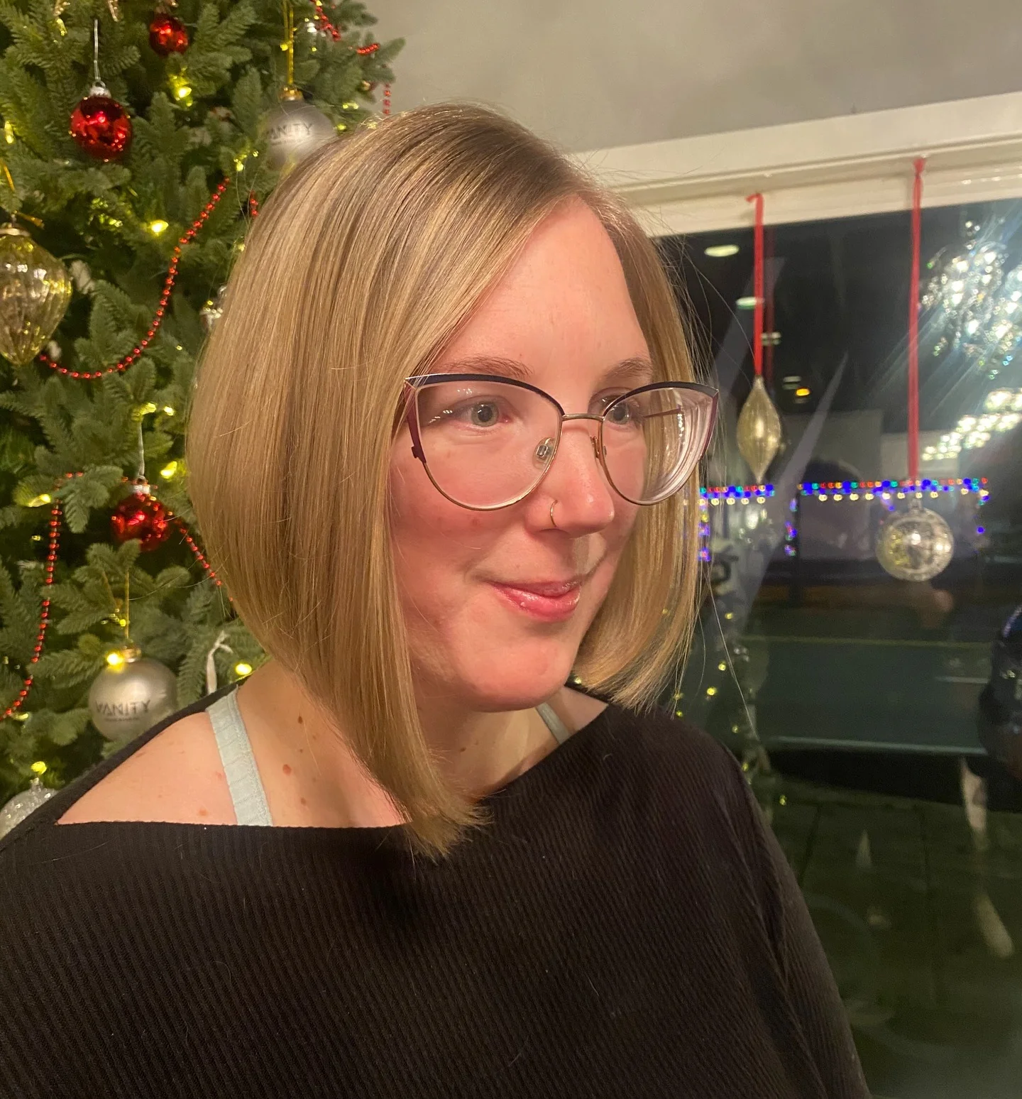 10. Polierter asymmetrischer Bob in Neutralblond (asymmetrische Bob-Frisuren)