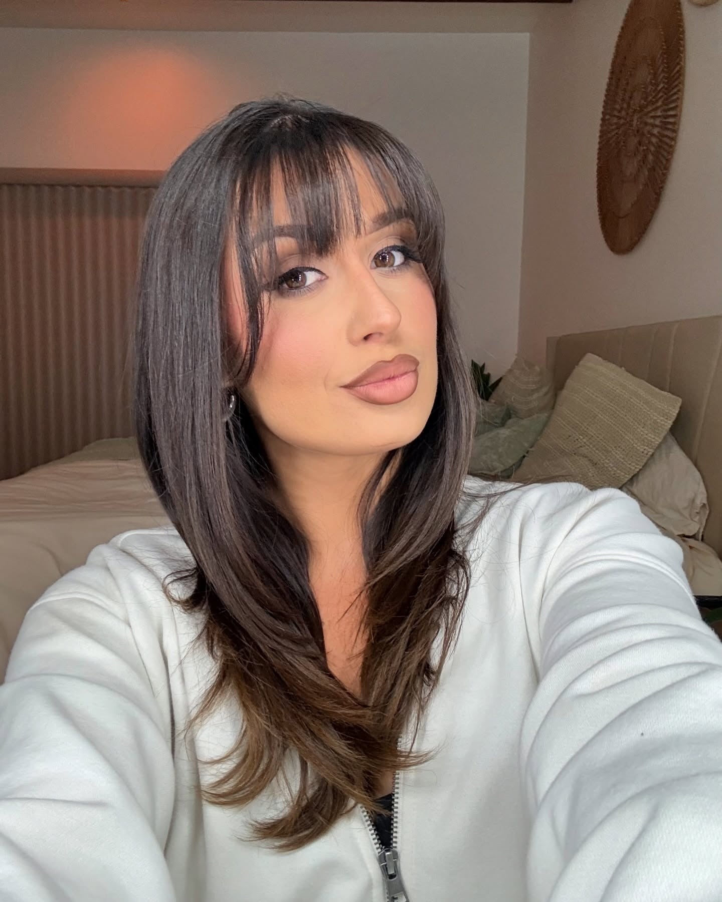 10. Polierte Schichten mit Vorhang Pony (mittlere Haarschnitte mit Pony)