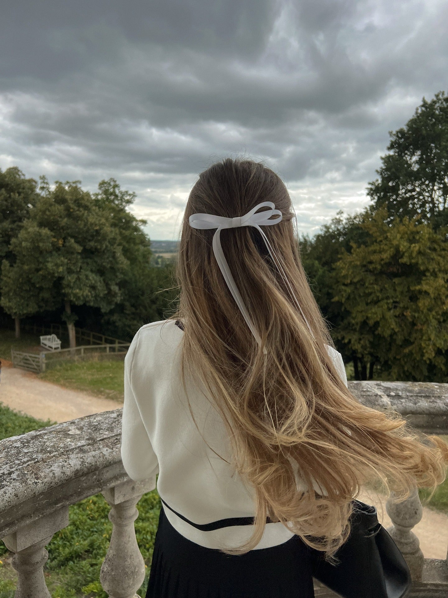 10. Bandgebundene Halb-Updo auf Ombre Blonde (Sommerfrisuren)