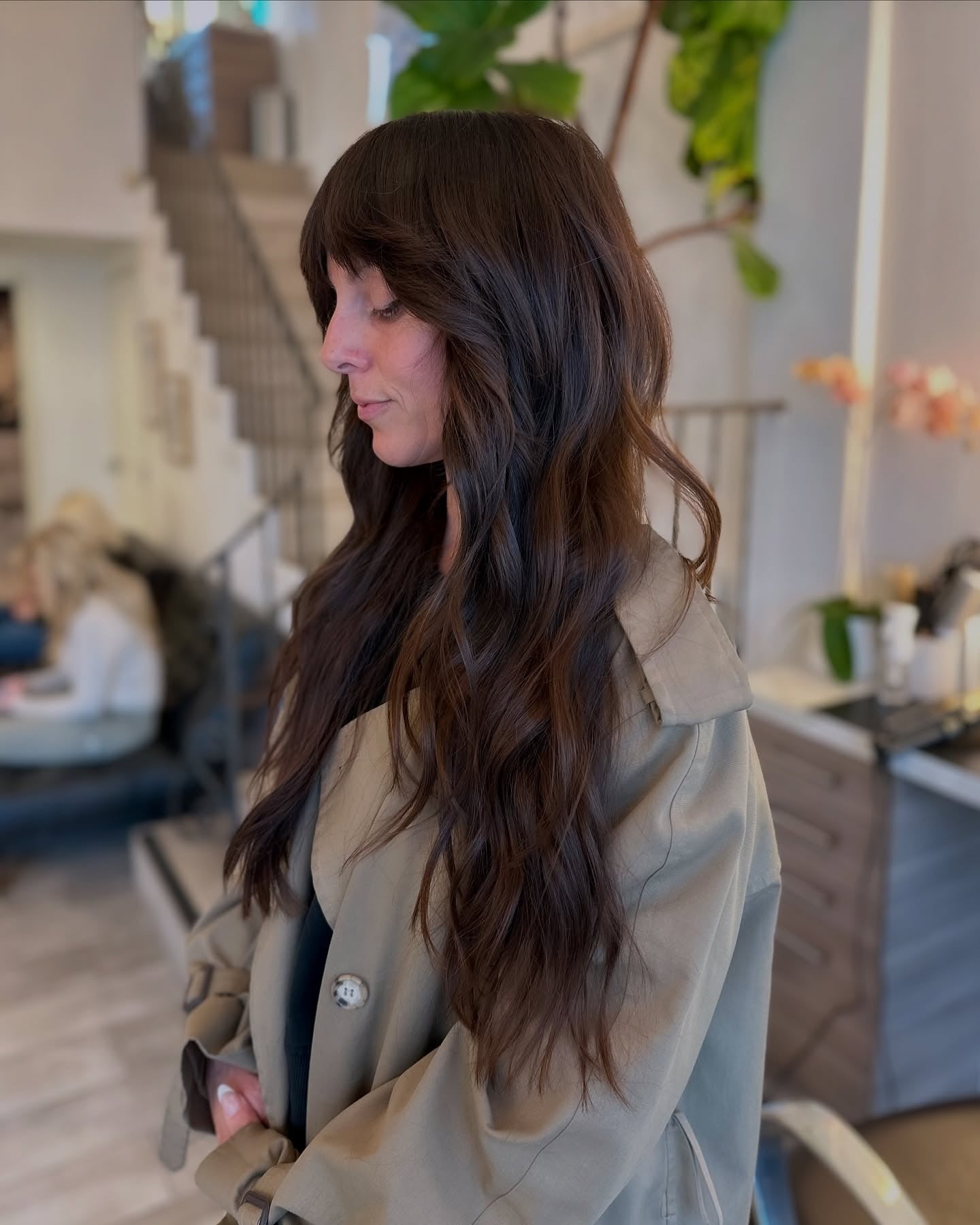 10. Satte Mokka-Wellen mit vollem Pony (langes Haar mit zartem Pony)