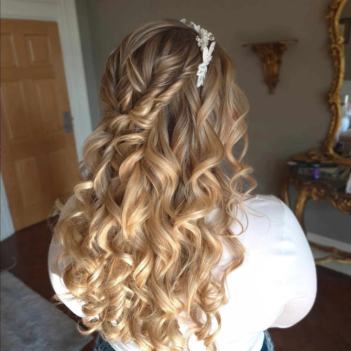 10. Romantische Locken mit geflochtenem Detail und Tiara (Hochzeitsfrisuren)