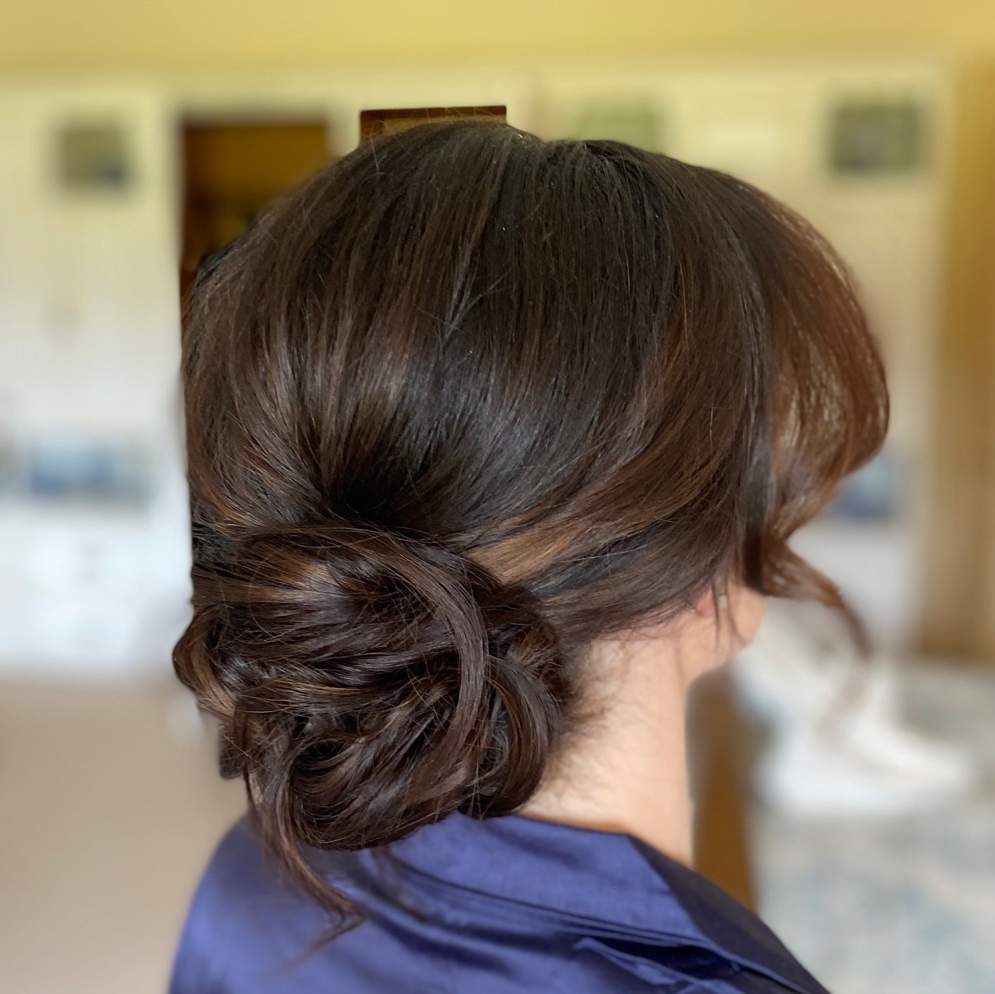 10. Romantisches niedriges Brötchen mit dunklem Schokoladenbraun (einfache Frisuren)