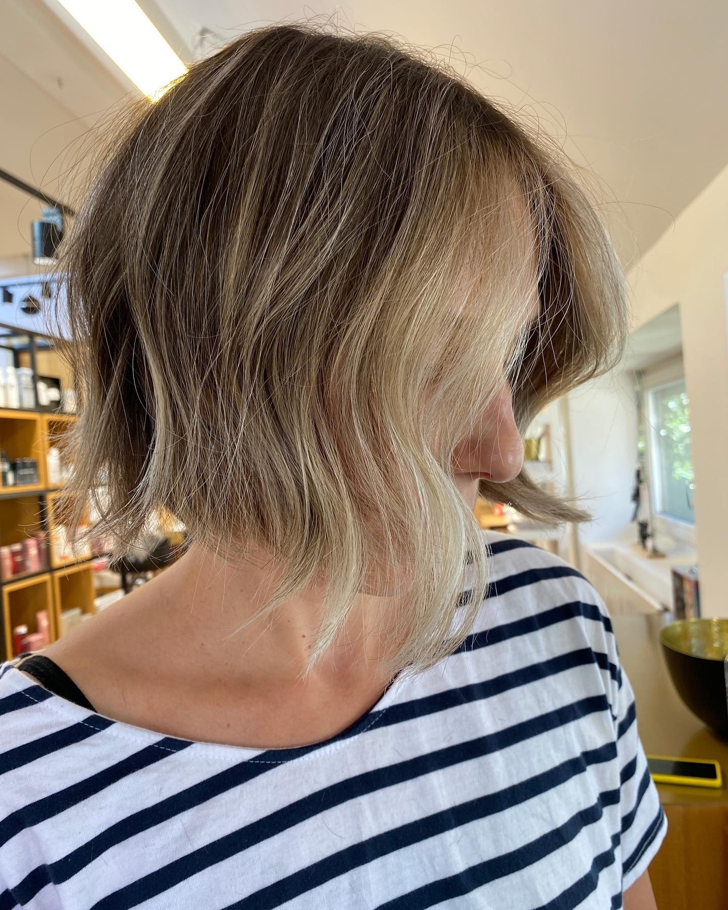 10. Root Melt Blonde Textured Blunt Bob (kurzer Blunt Cut)