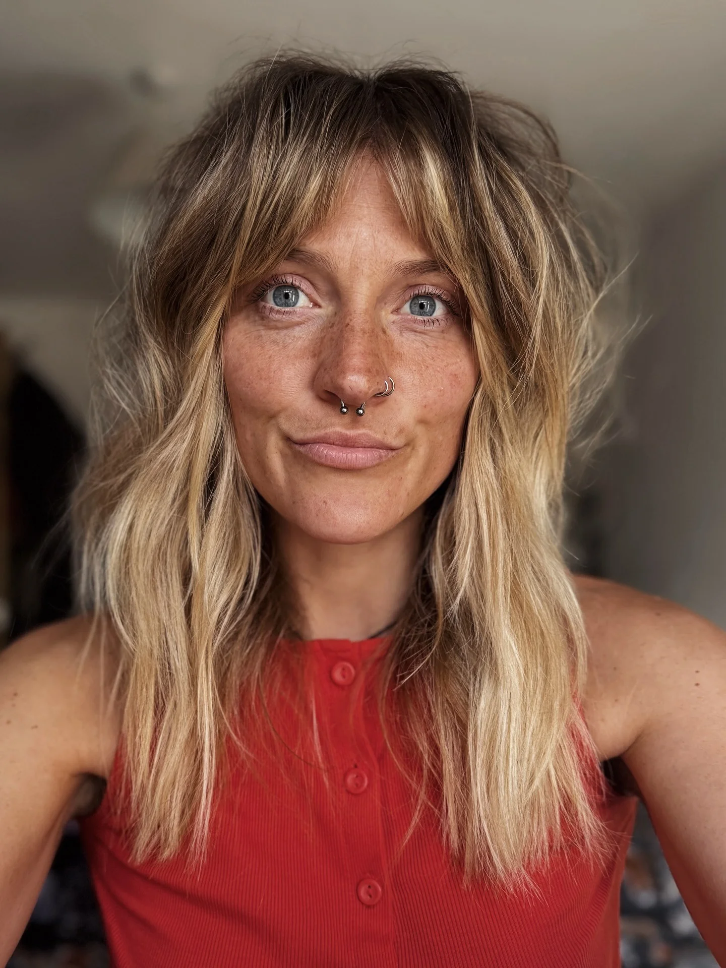 10. Wurzelblonder Shag mit strukturiertem Pony (mittellange zottelige Haarschnitte)