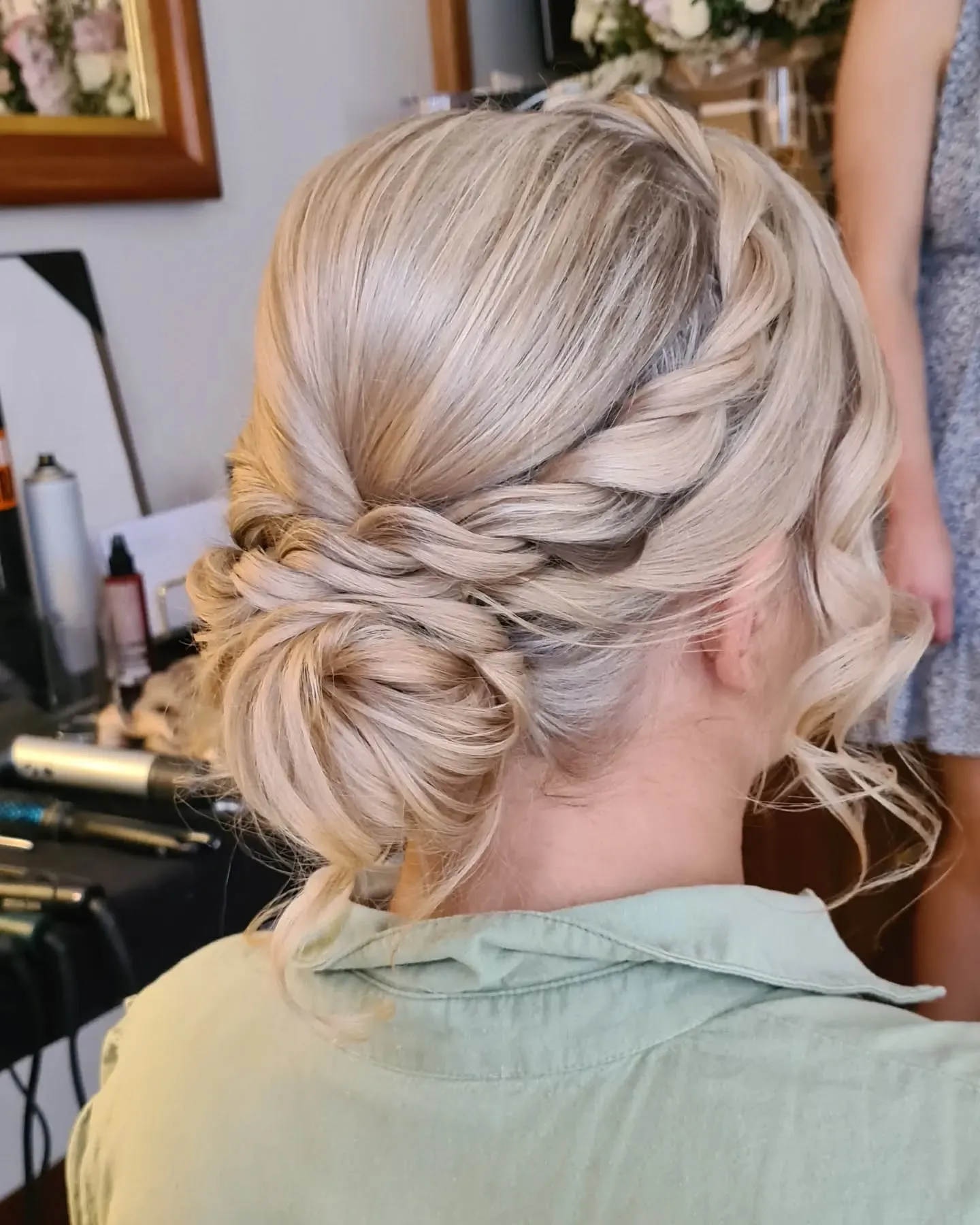 10. Rope Twist Low Bun auf platinblondem Haar (Rope Braid-Frisuren)