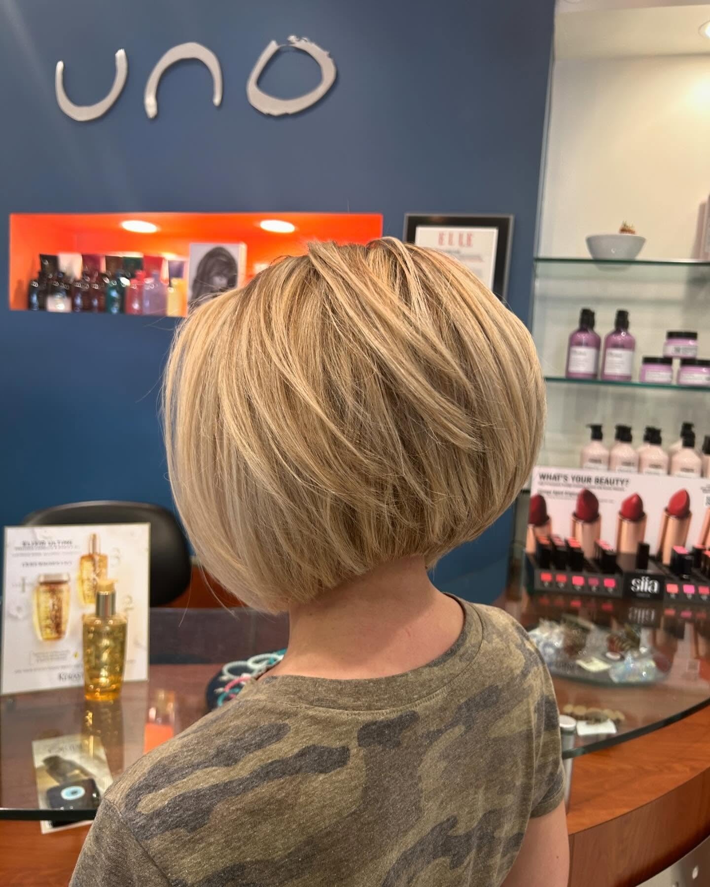 10. abgerundeter gestapelter Bob mit leichtem blonden Finish (gestapelte Haarschnitte)