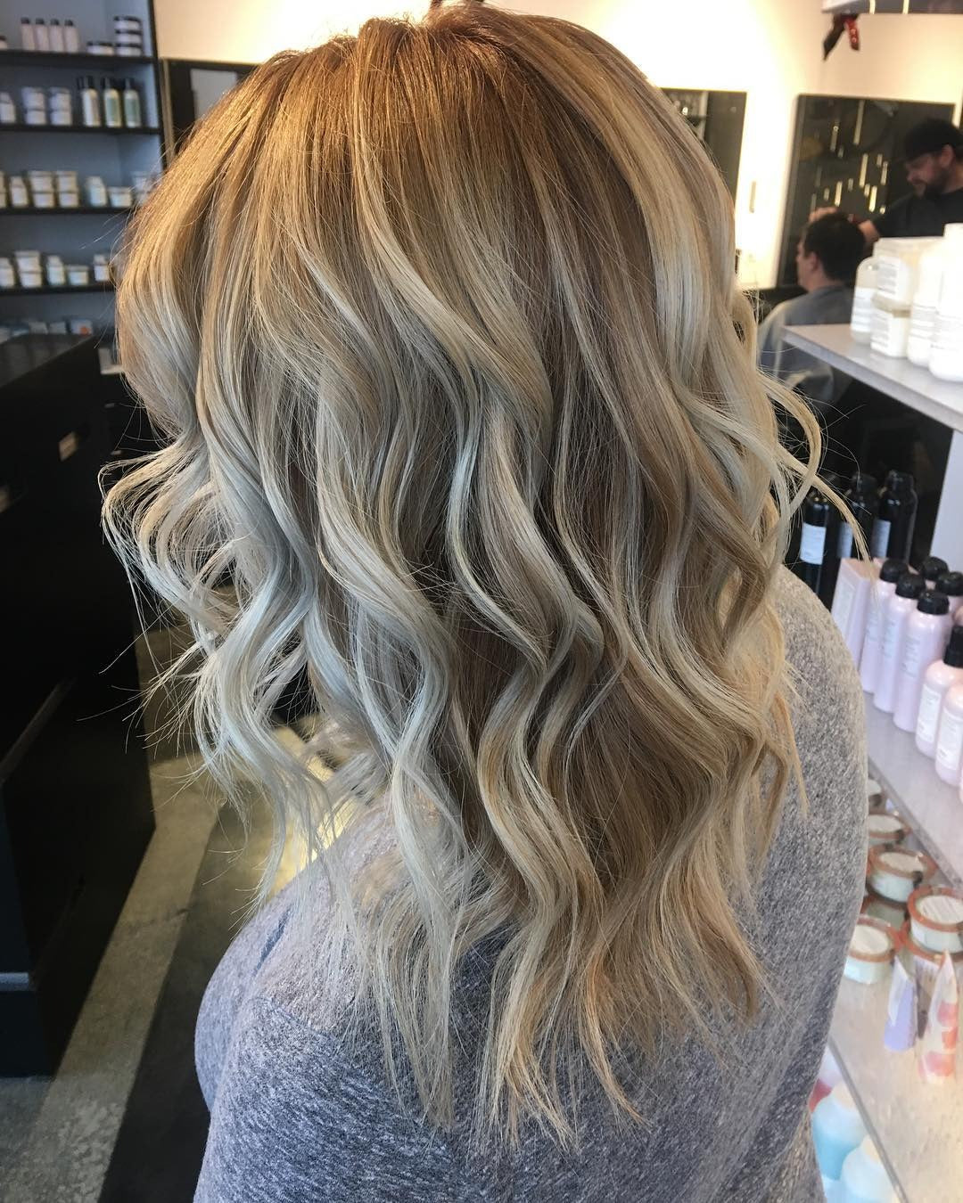 10. Sandy Platinwellen mit Wurzelschatten (sandblonde Haarfarbe)