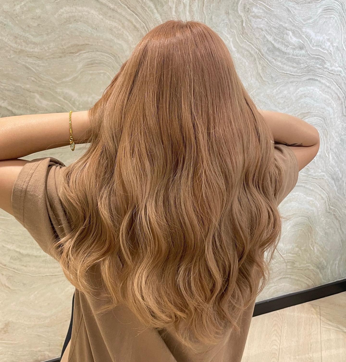 10. Satin Beige-Honey Wellen (Honigbraune Haarfarbe)