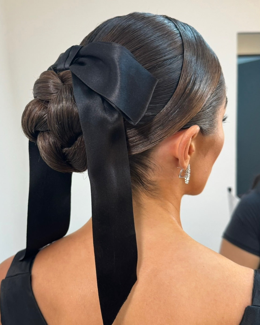 10. Satin Bogen schlankes geflochtenes Brötchen (schlanke Frisuren)