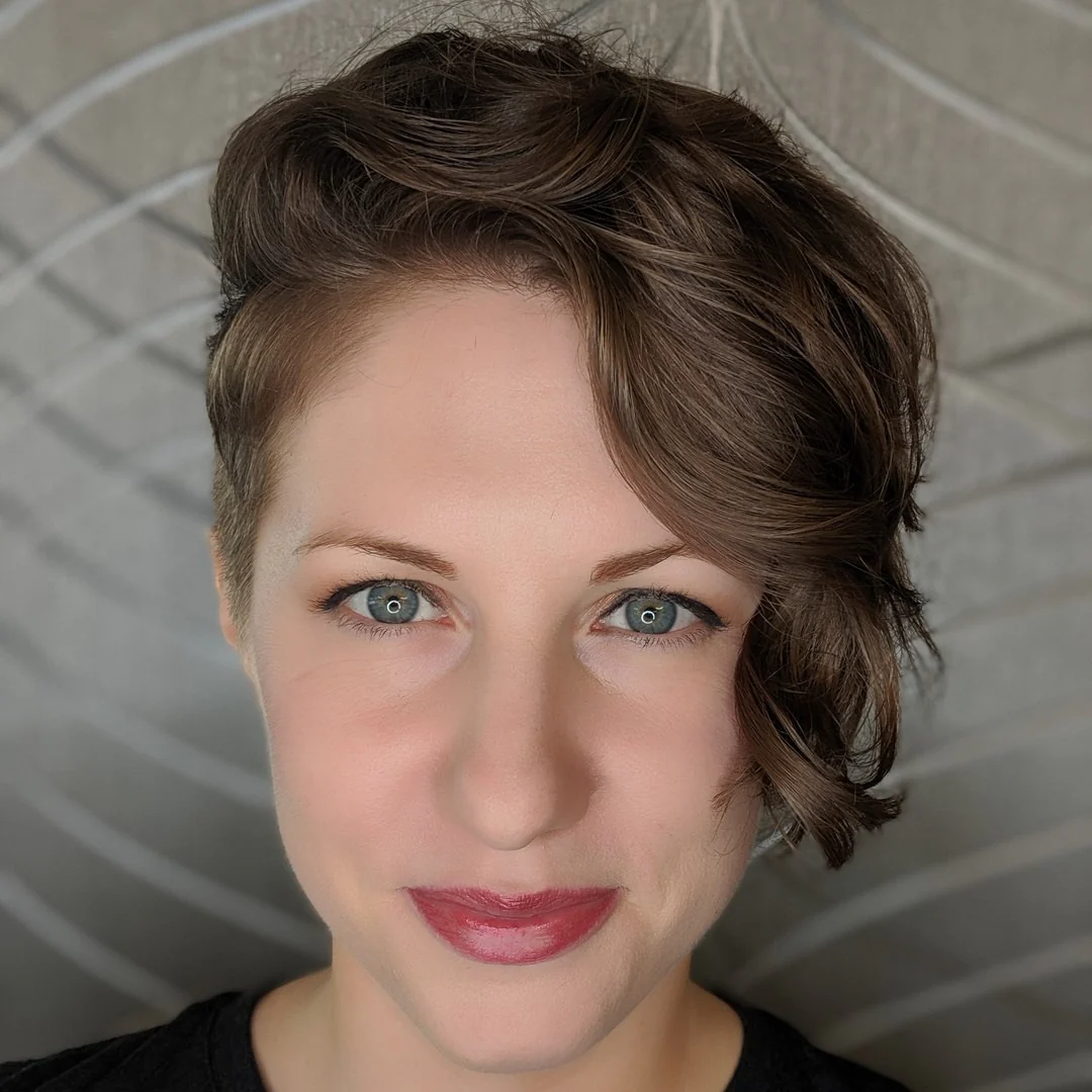 10. Geformter asymmetrischer Pixie mit sanftem Kastanienbraun (asymmetrische Frisuren)