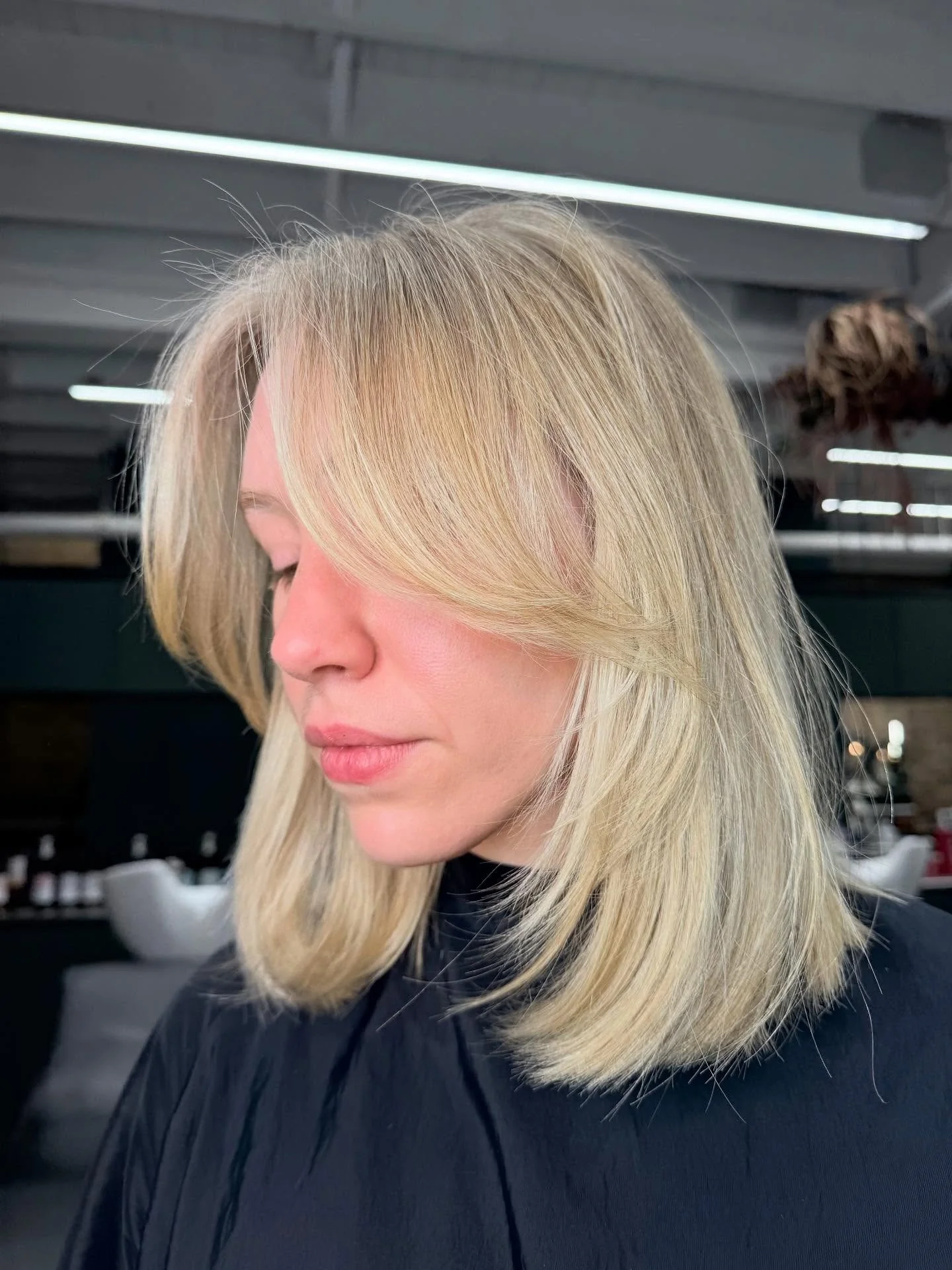 10. Kurze Blowout-Schichten mit kühlem Beigeblond (kurze Stufenhaarschnitte mit Pony)