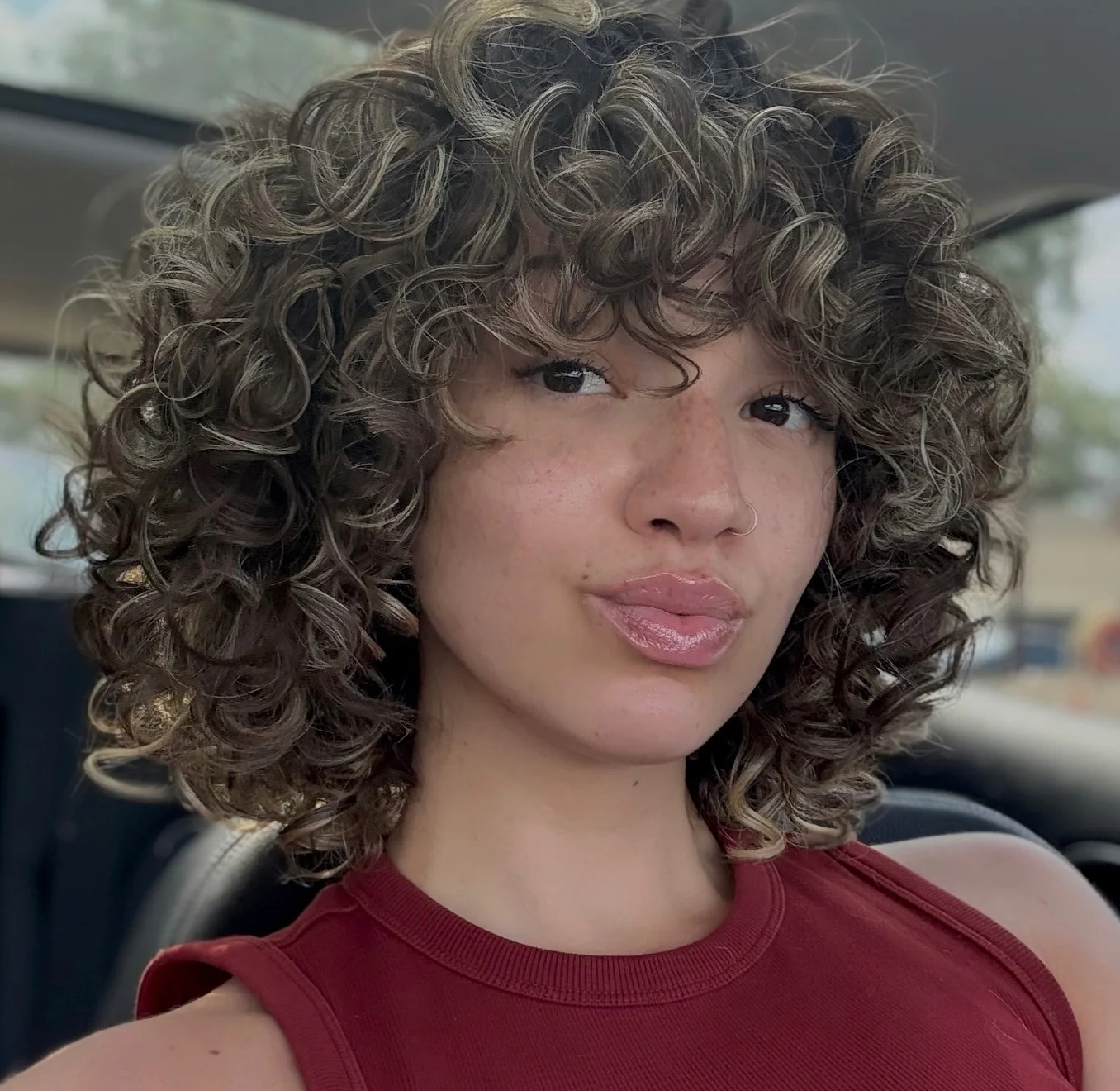 10. Kurzer lockiger Pixie mit weichem Auburn (kurze lockige Frisuren)