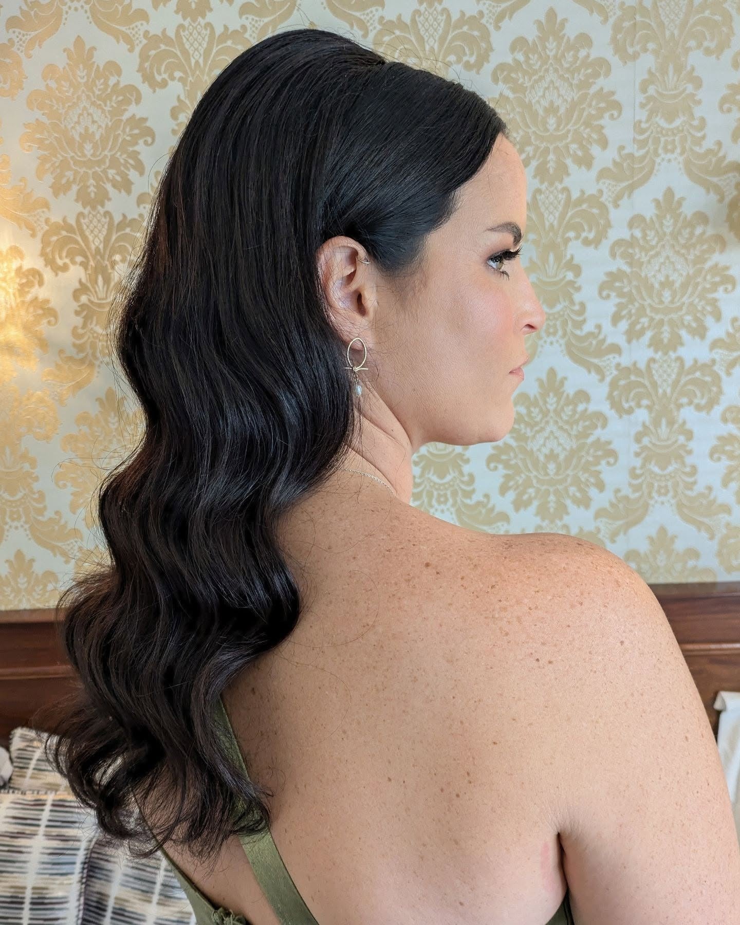 10. Seitenverletzte Wellen mit schwarzem Haar (Slick-Rücken-Frisuren)