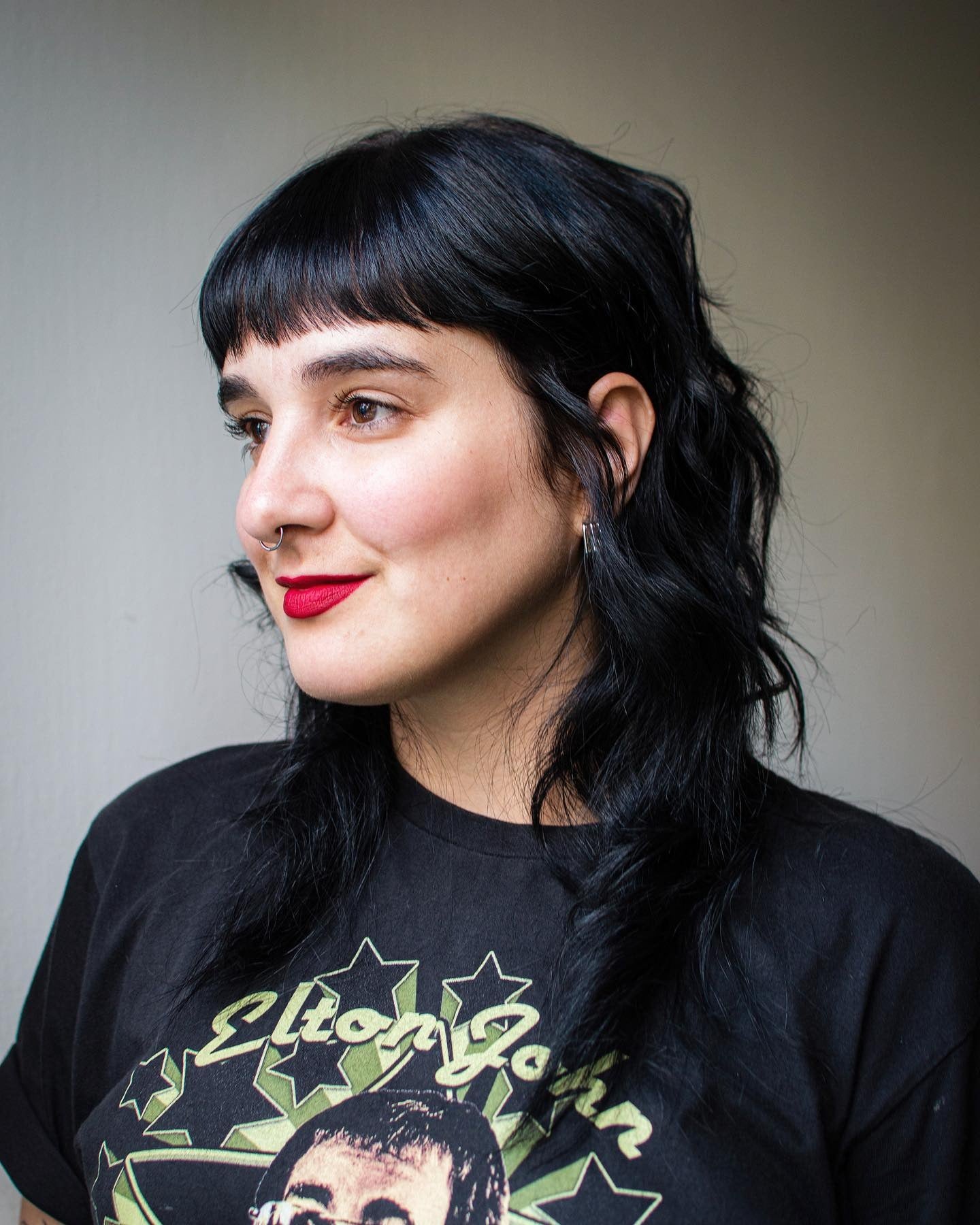 10. schlanker schwarzer Shag mit Baby -Pony (Frisuren der 70er Jahre)