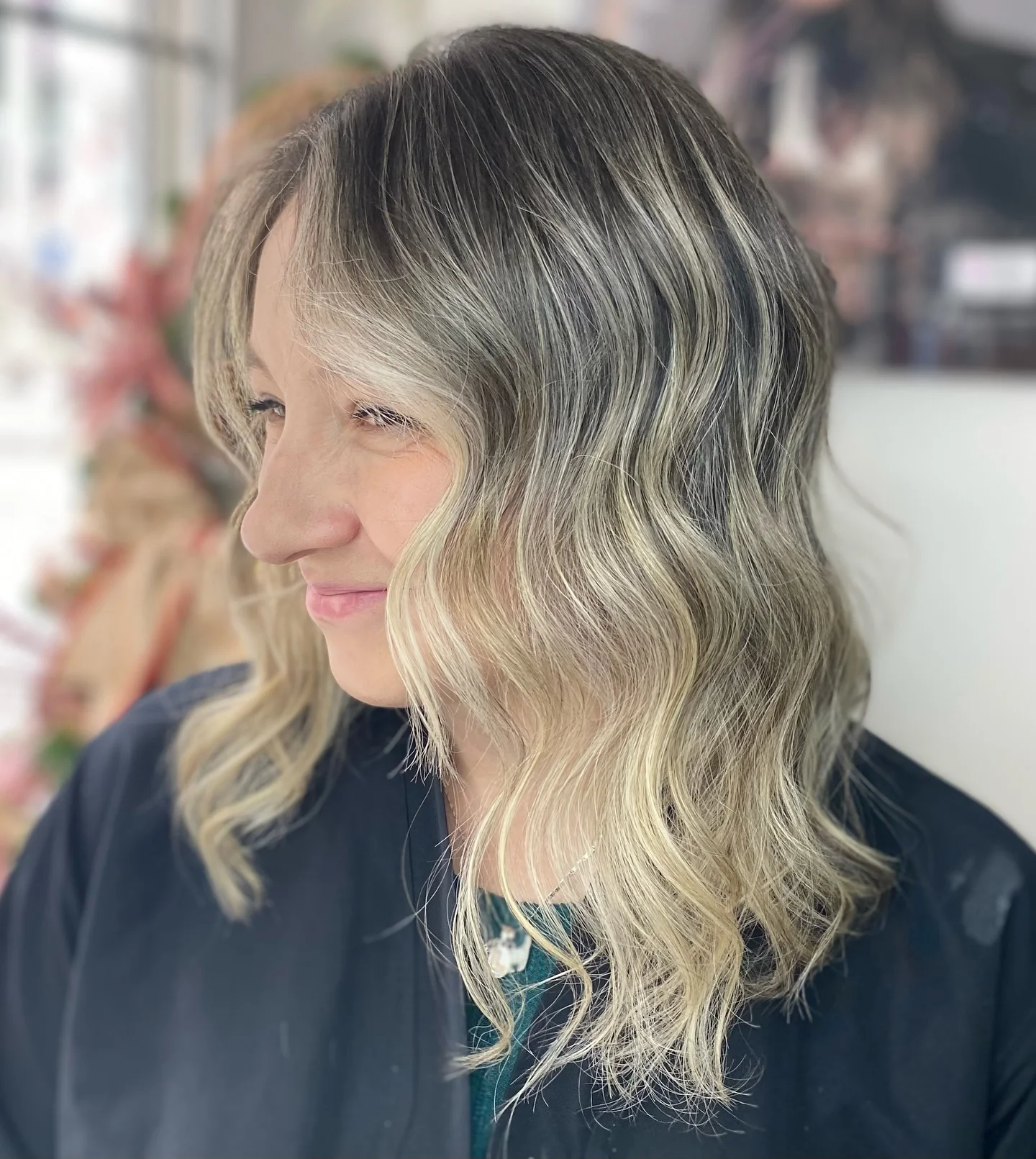 10. Rauchblonde Wellen mit Schattenansatz (zerzauste Frisuren)