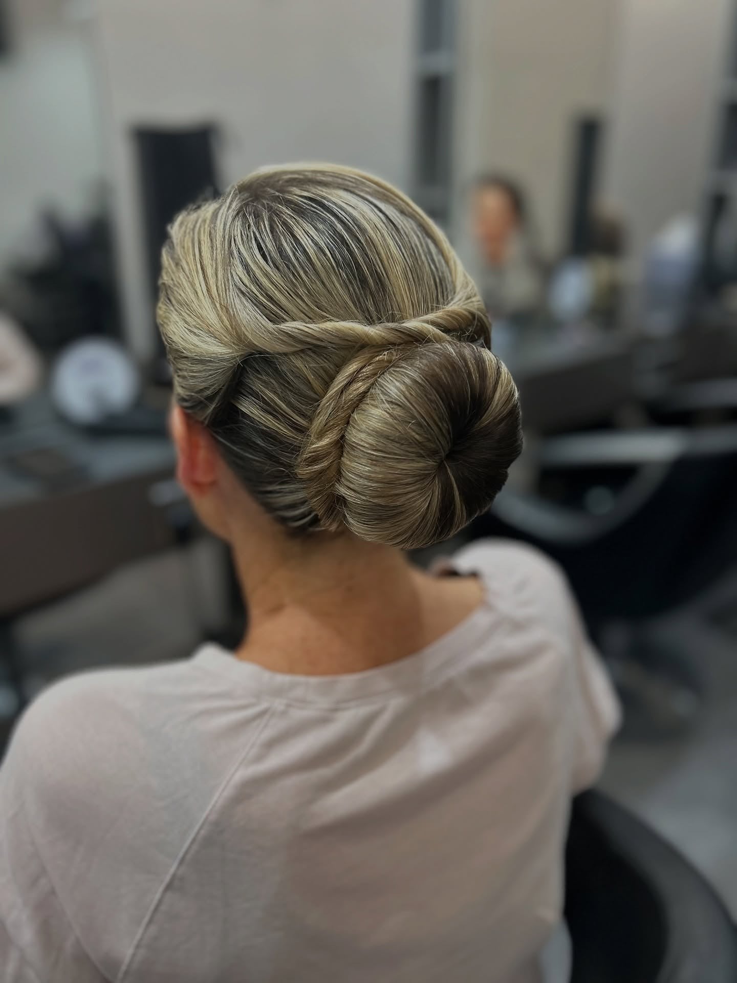 10. Glattes Brötchen mit blondem Twist -Akzent (Brötchen Frisuren)