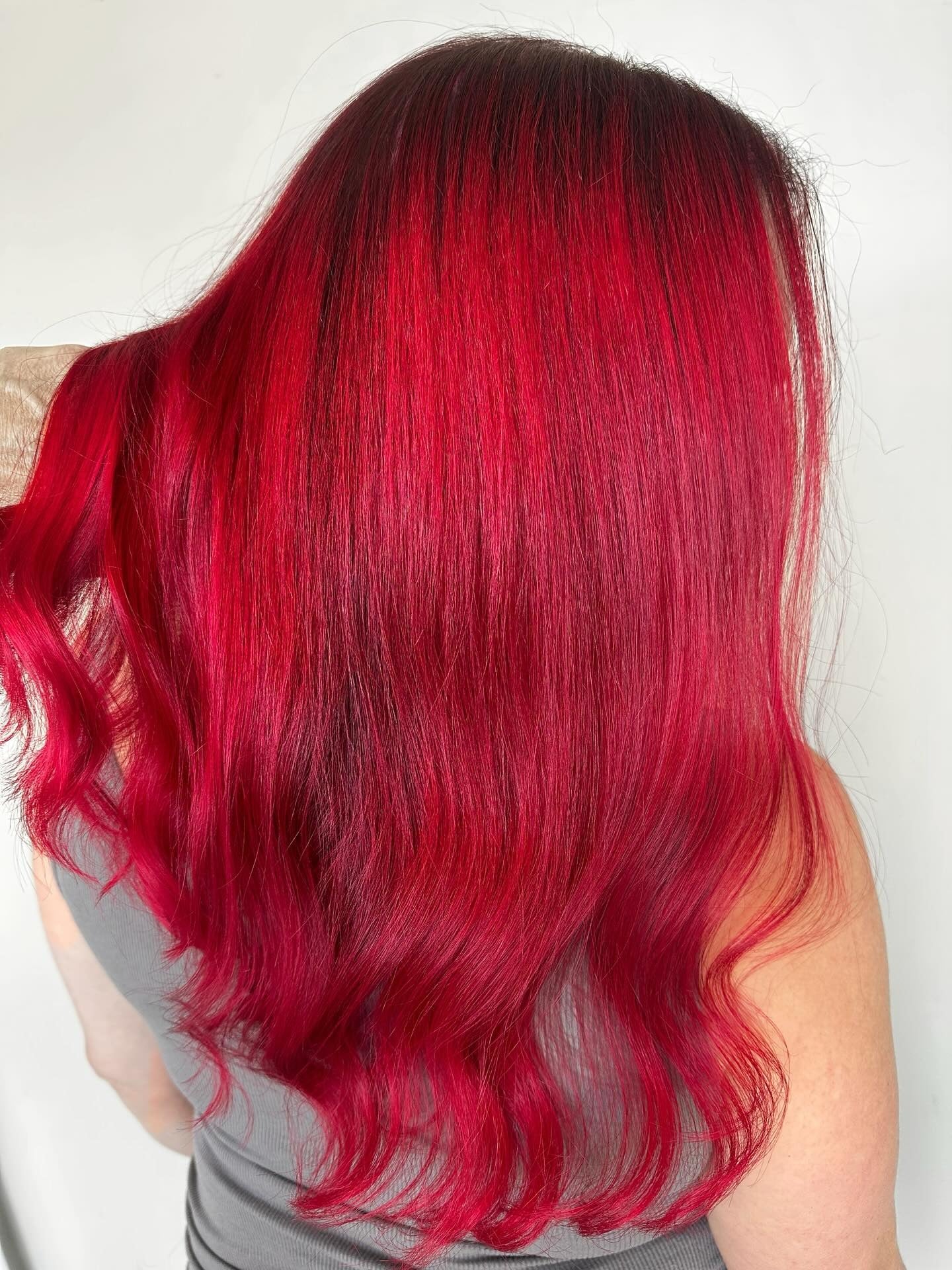 10. Glatte Wellen in rosa-rotem Fusion (rote Haarfarbe)