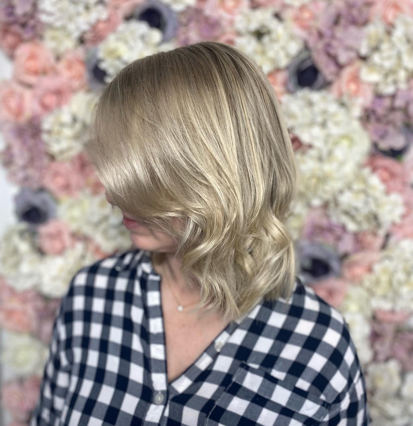 10. Soft Blonde Side-Swepte-Lob (Frisuren der Chic-Länge)