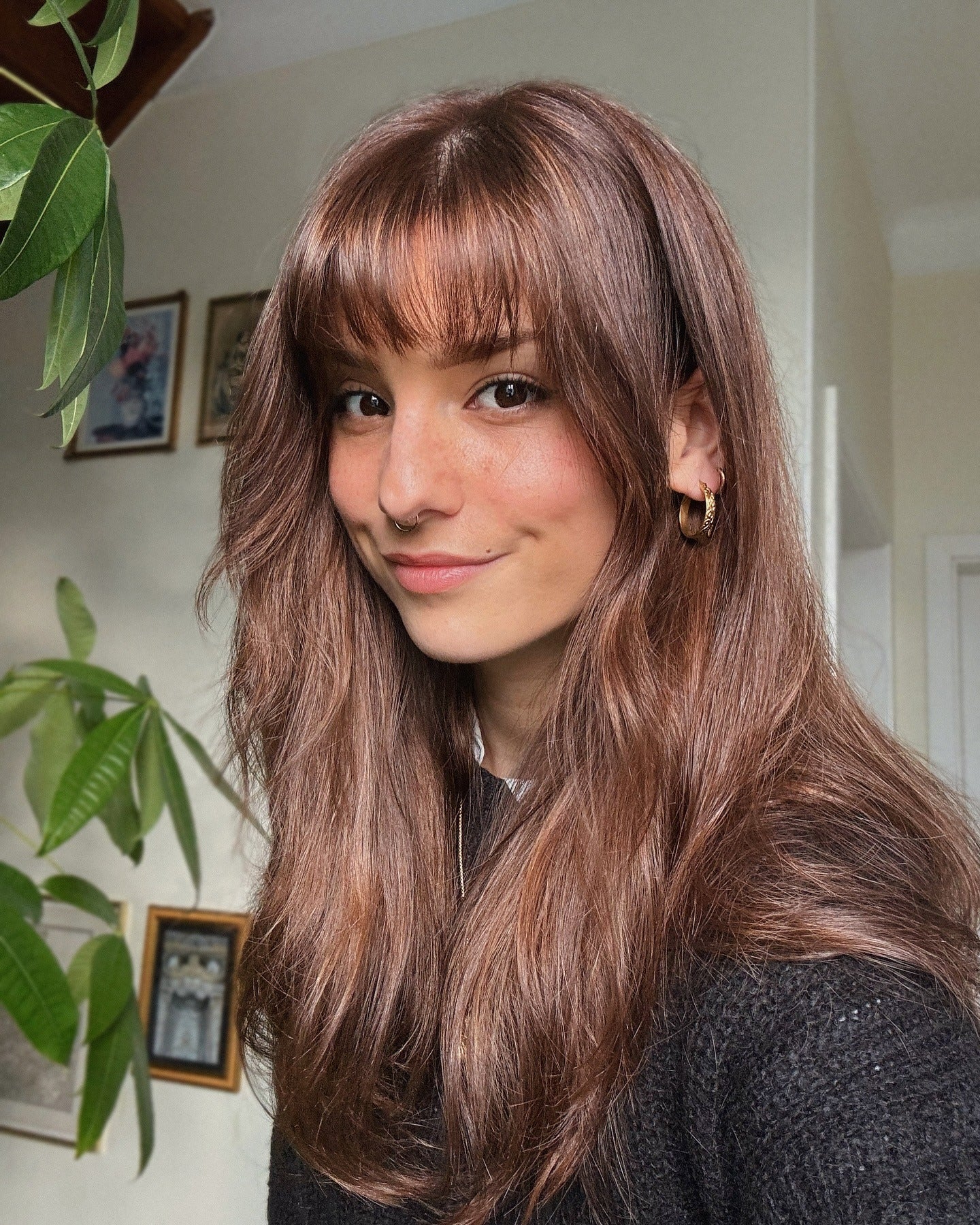 10. Weiche Kastanienwellen mit abgerundeten Pony (gewellte Haare mit Pony)