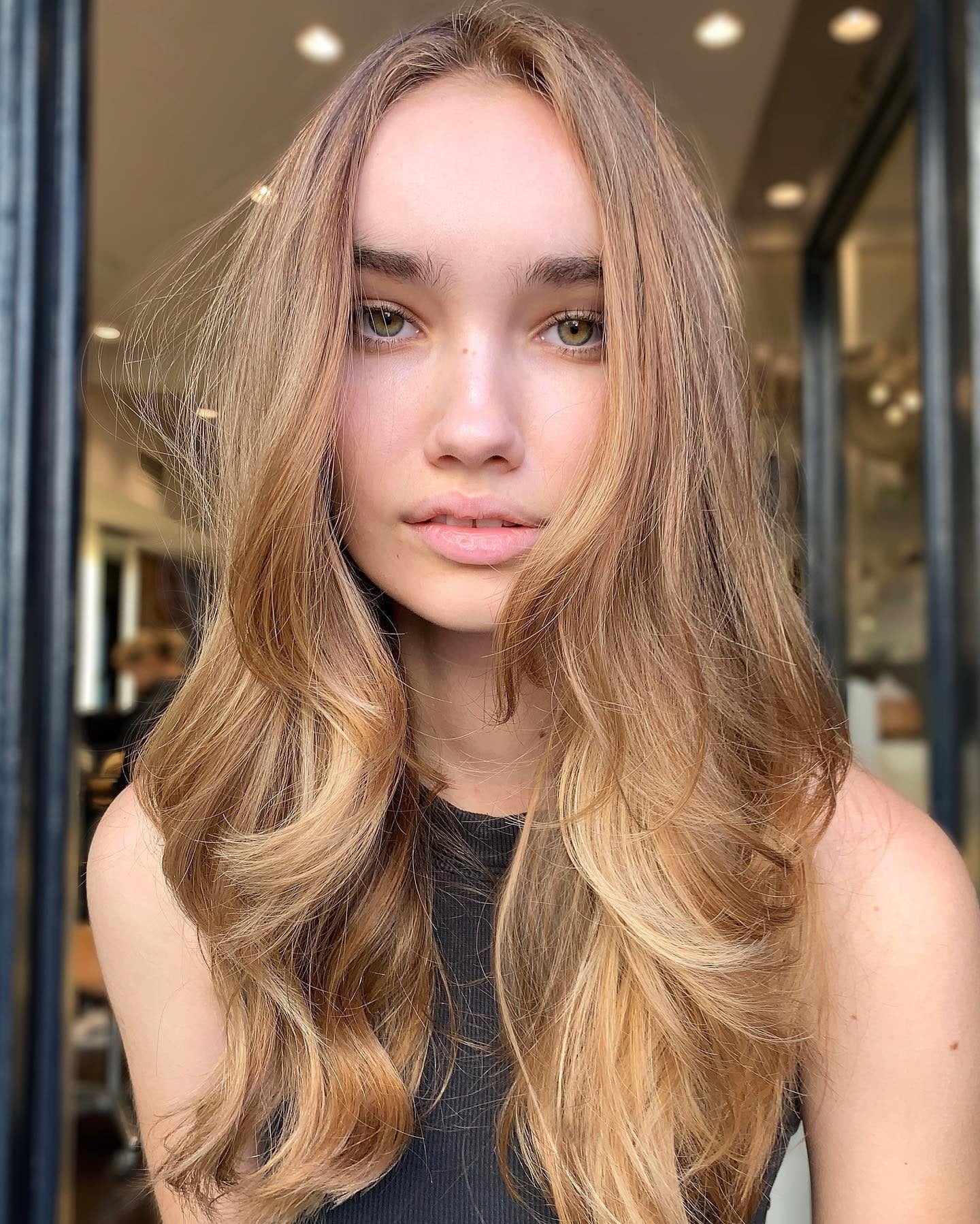 10. Sanfte Honig-Highlights mit langen, gefiederten Schichten (Honig-Haarfarbe)