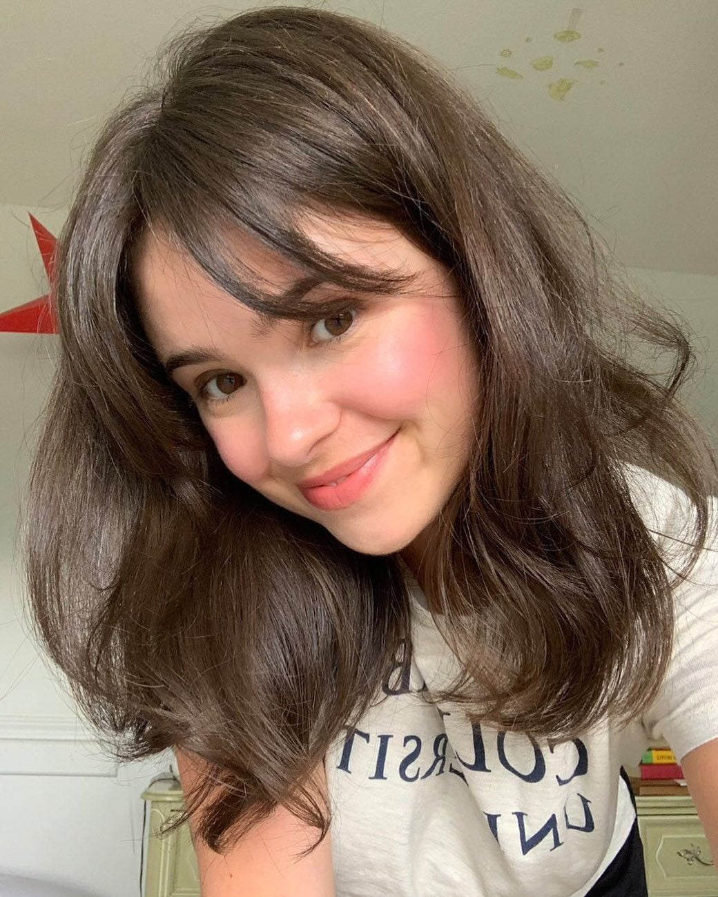 10. Weicher Mokka-Volumenschnitt mit zarten Fransen (Wispy Bangs-Frisuren)