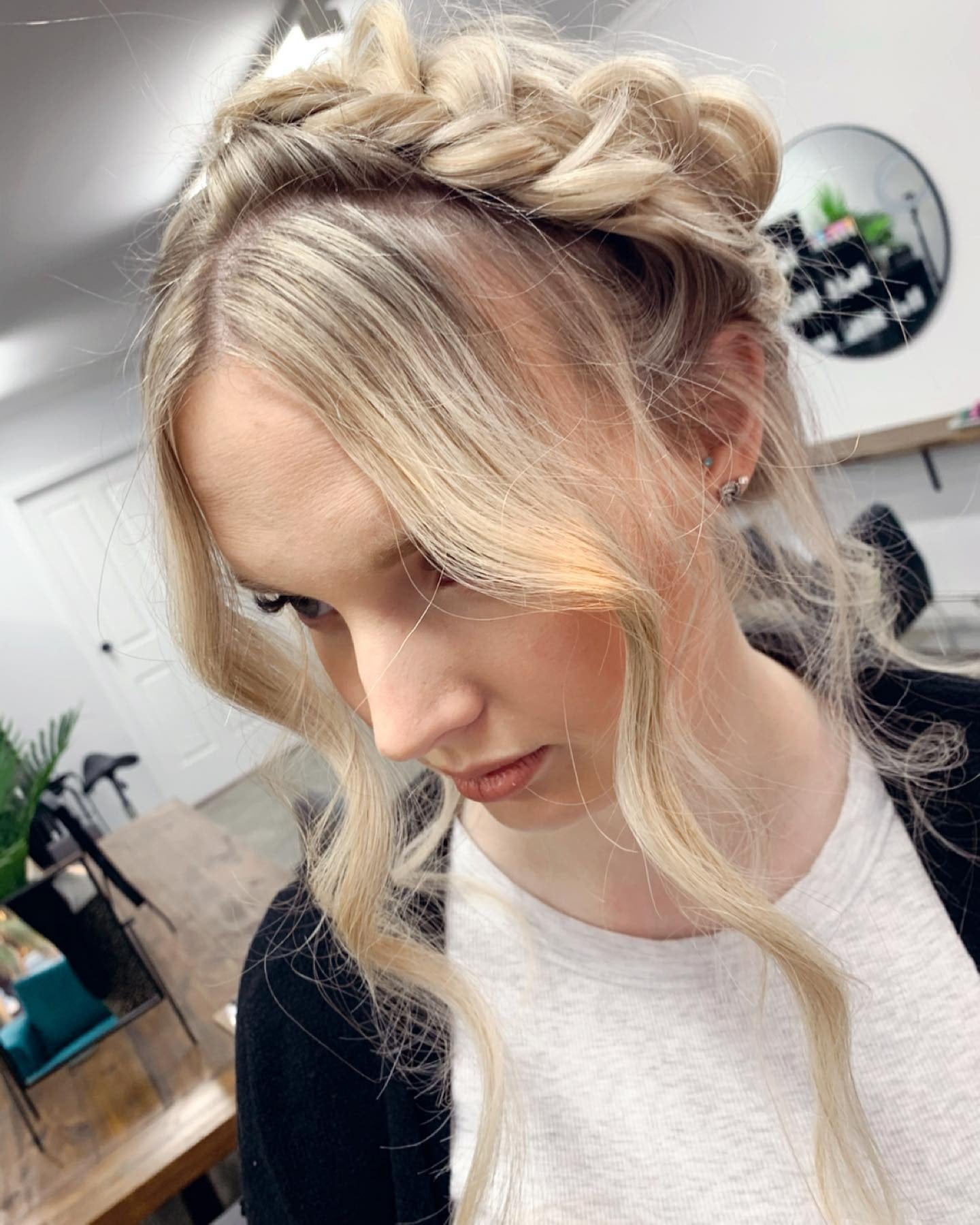 10. Weiches Platinkrongeflecht mit losen Locken (Frisuren für Kronengeflecht)