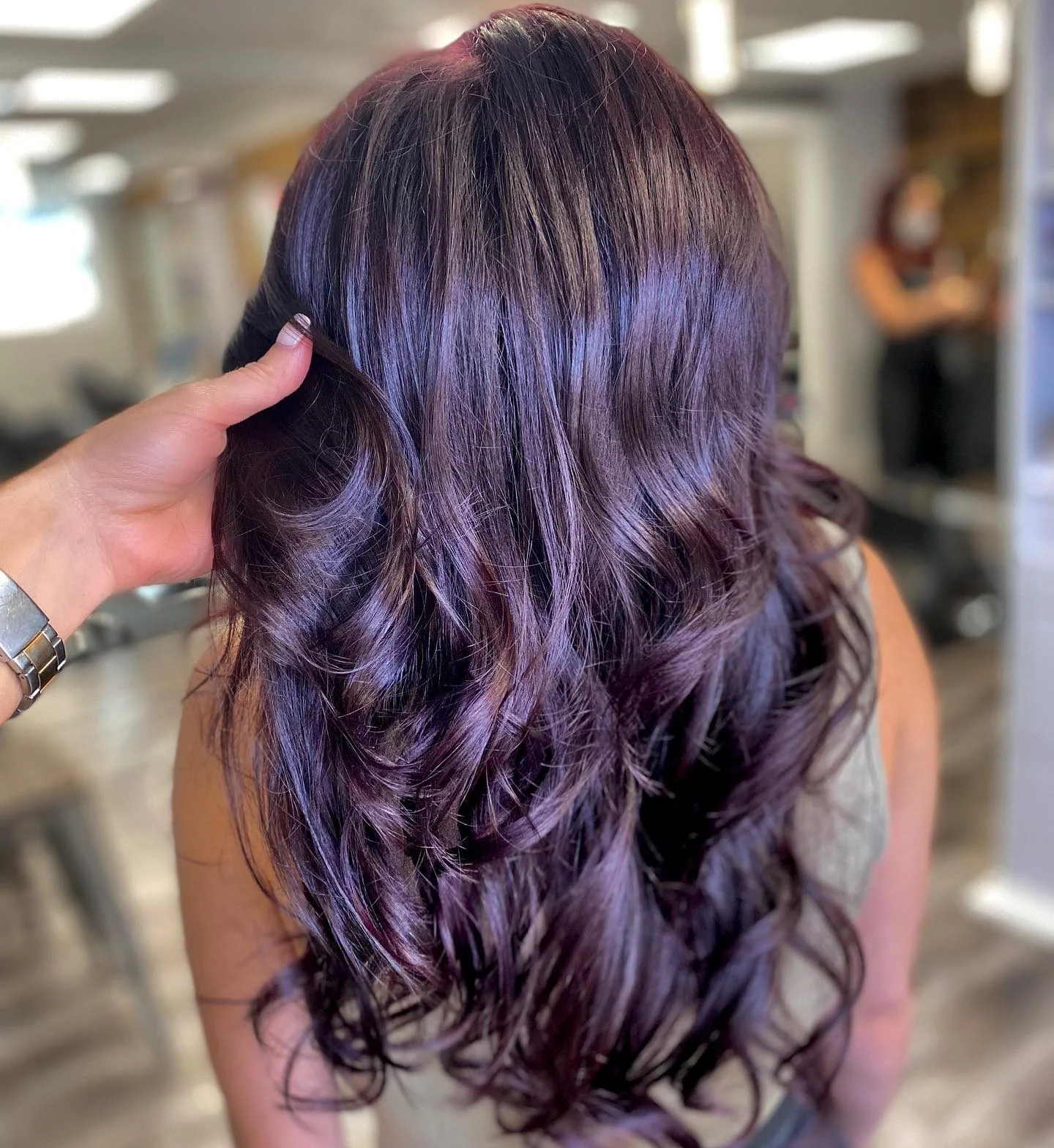 10. Weiche Pflaumenschichten mit gesichtsrahmender Form (Pflaumenhaarfarbe)