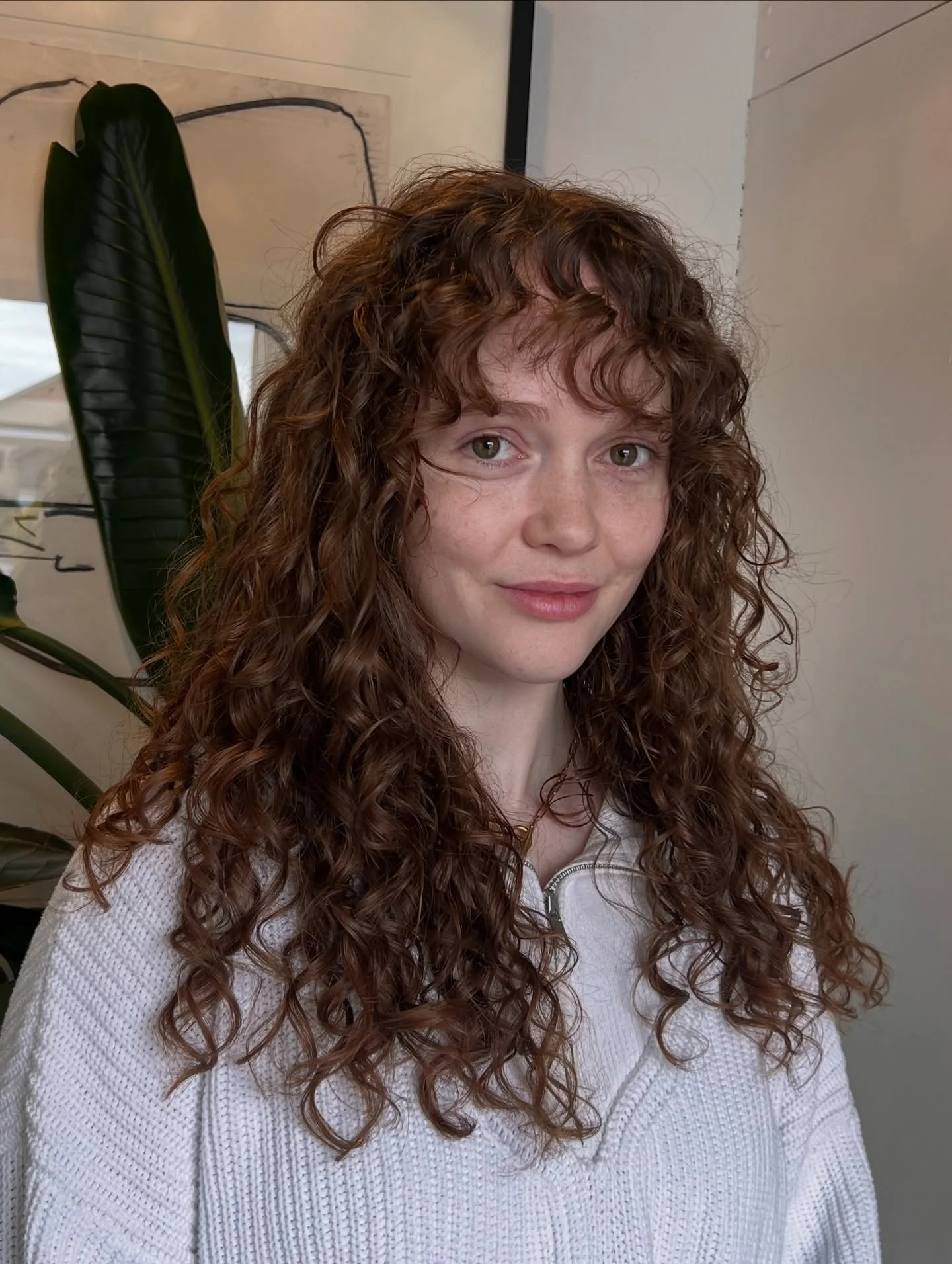 10. Weiche Spiralen mit sanften Fransen (dünner Pony für lockiges Haar)