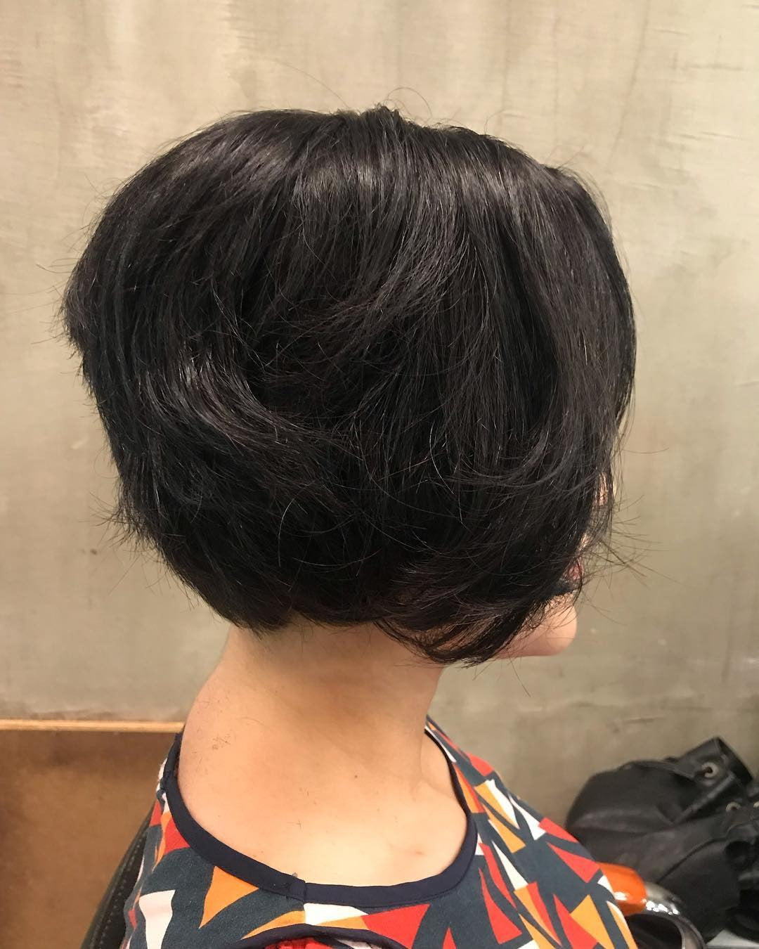 10. gestapelter Jet Black Bob mit abgerundeter Krone (kurzes Bob -Haar)