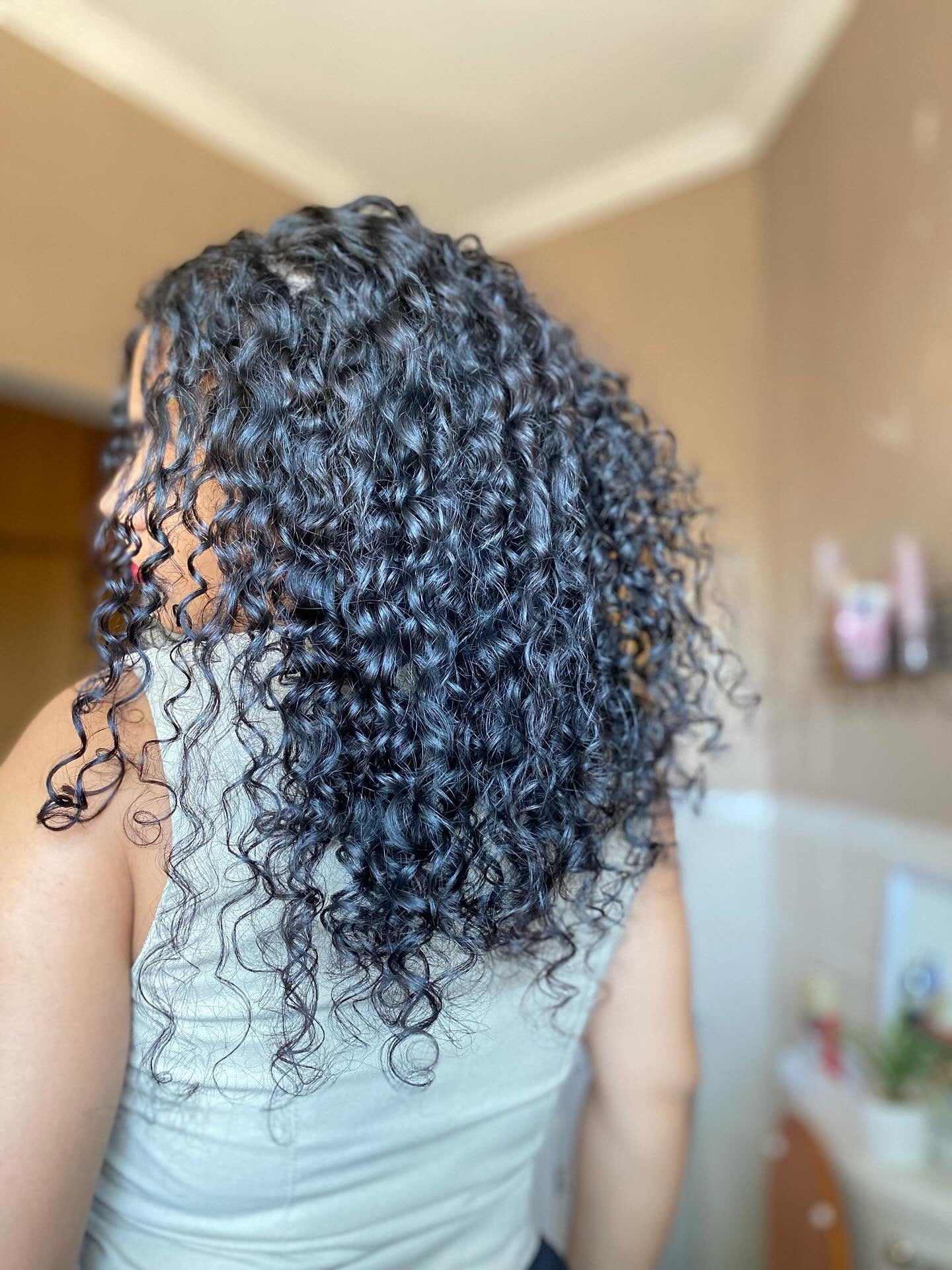 10. sich verjüngter Schnitt mit lockiger Textur (geschichtete lockige Frisuren)