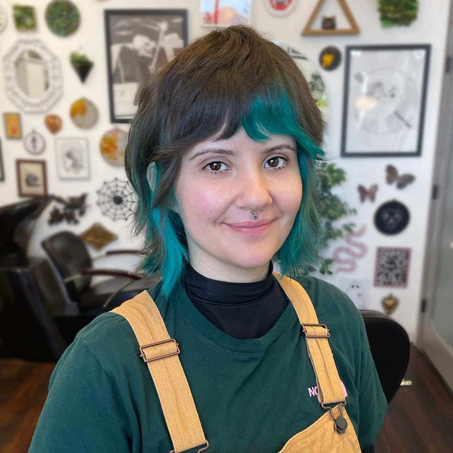 10. Moderne Vokuhila mit blaugrünem Akzent und abgeschnittenen Fransen (Kurzhaarfrisuren mit Pony)