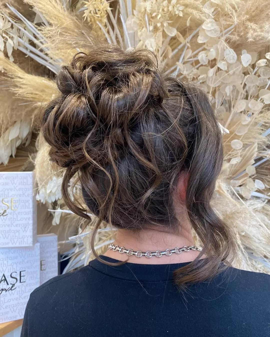 10. Strukturierte Hochsteckfrisur mit weichen Ranken (Frisuren Frisuren)